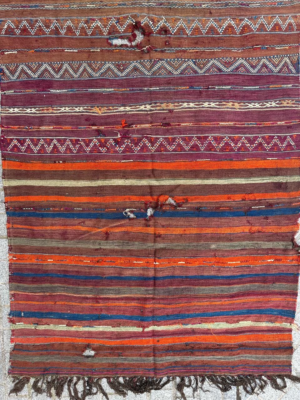 Bellissimo tappeto berbero marocchino di metà secolo con un bel disegno geometrico e tribale e bei colori con viola, arancione, verde e blu, interamente tessuto a mano con lana su base di lana. 
Alcuni danni possono essere riparati!
✨✨✨
