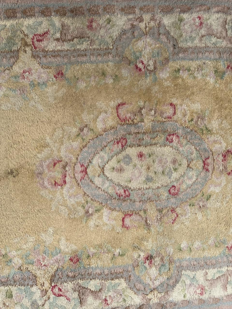 Grazioso tappeto indiano di metà secolo dal design Savonnerie in vendita 8