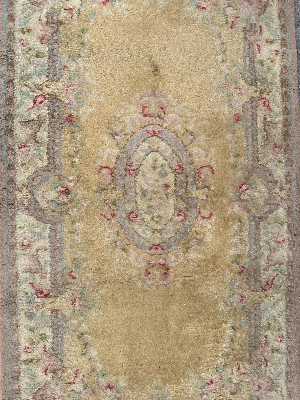 Grazioso tappeto indiano di metà secolo dal design Savonnerie in vendita 9