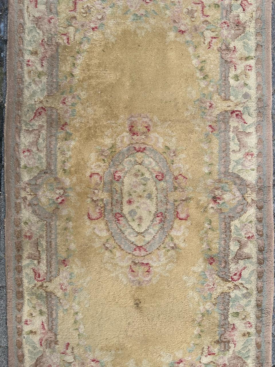 Bellissimo tappeto indiano vintage con un bel disegno floreale Aubusson e Savonnerie e un bellissimo campo giallo e puro, rosso, rosa, bianco e azzurro, interamente annodato a mano con lana su base di cotone.

✨✨✨
