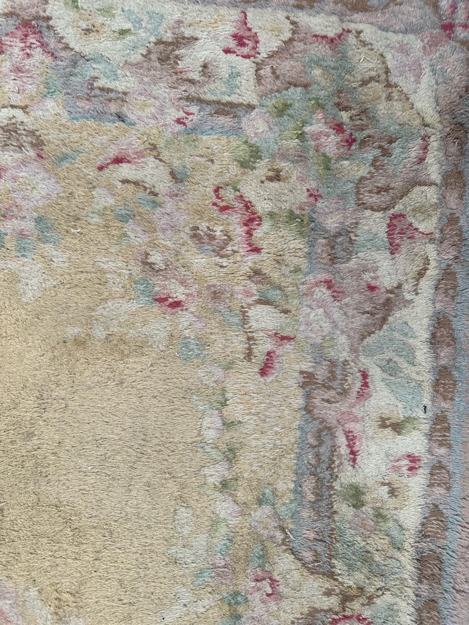 Grazioso tappeto indiano di metà secolo dal design Savonnerie in vendita 1