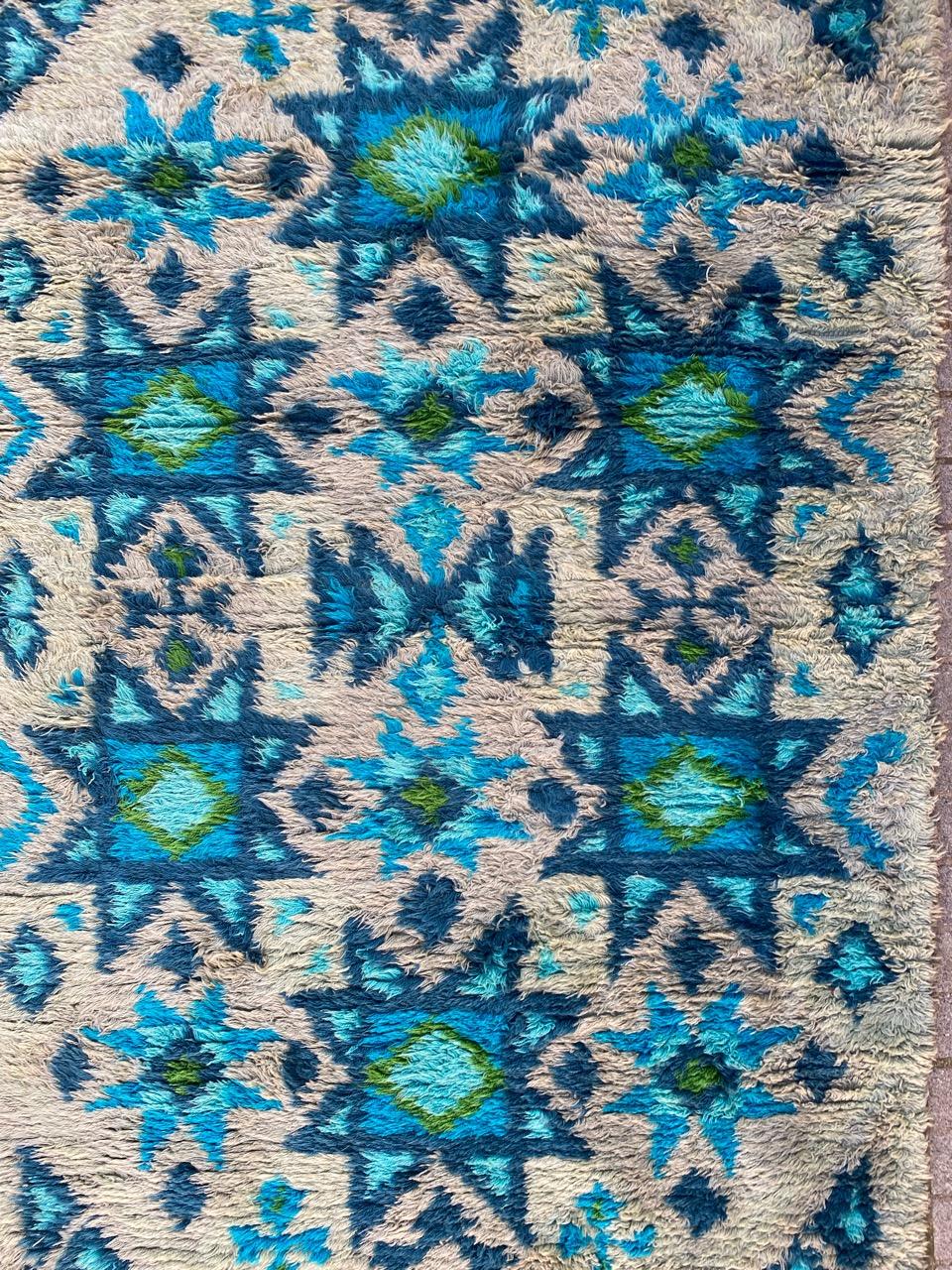 Très beau tapis scandinave vintage avec un beau design géométrique et de belles couleurs, (je ne peux pas l'attribuer à un designer car l'étiquette est absente) entièrement noué à la main avec du velours de laine sur une base de