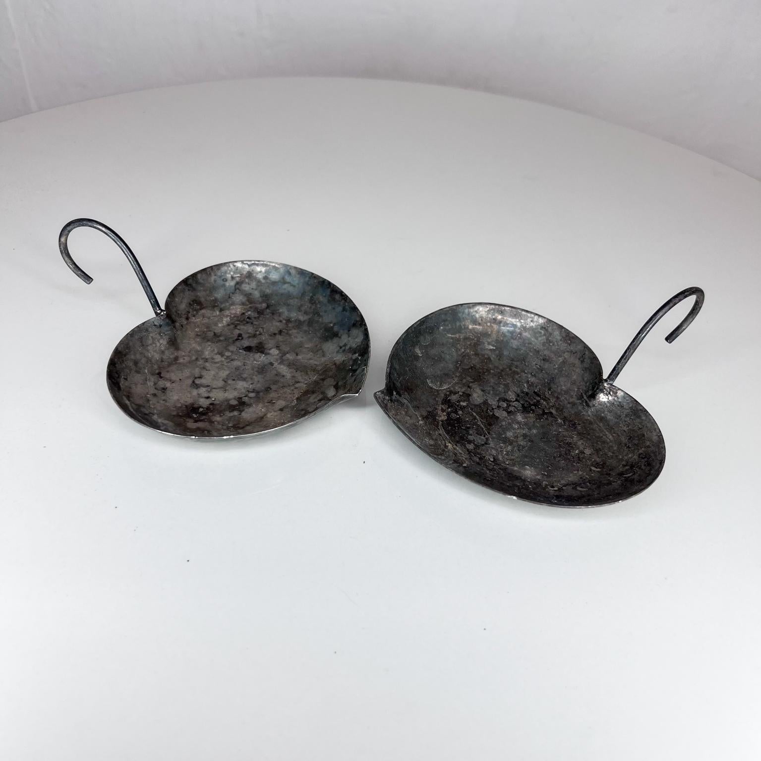 Pretty Modern vintage silverplated serving heart dish with a sculptural handle.
A pair
Unsigned.
Patina present. Preowned unrestored vintage condition.
Refer to images
Measures: 4.75 W x 5.25 D x 2.13 H.