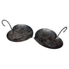 Plat à cœur sculptural moderne et moderne en métal argenté patiné, lot de deux
