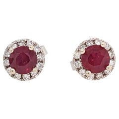 Bonitos pendientes de rubí de Mozambique con halo de diamantes naturales en oro blanco macizo de 14 quilates