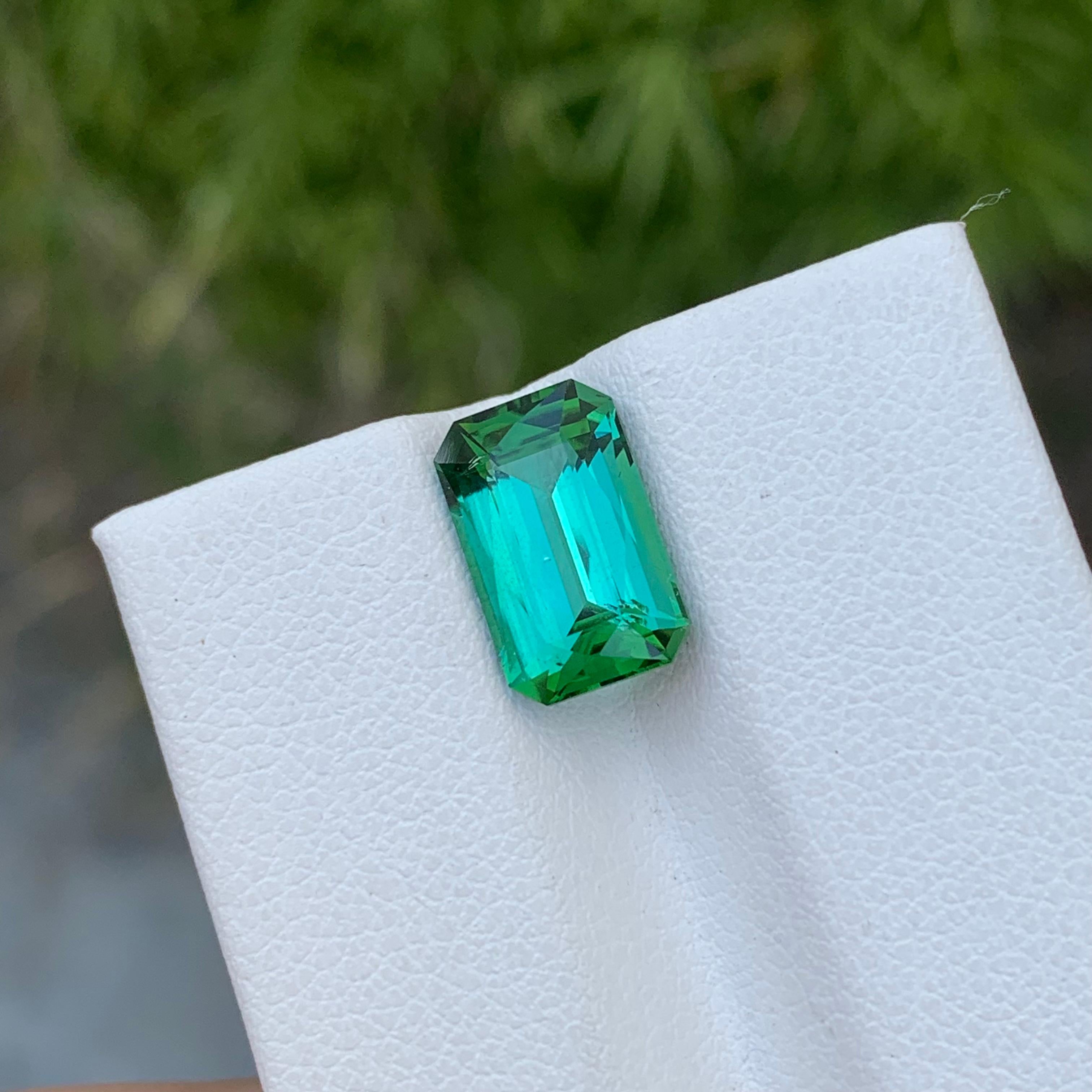 Femenino o masculino Bonita turmalina verde laguna suelta natural de 3,55 quilates en forma de esmeralda Gema en venta