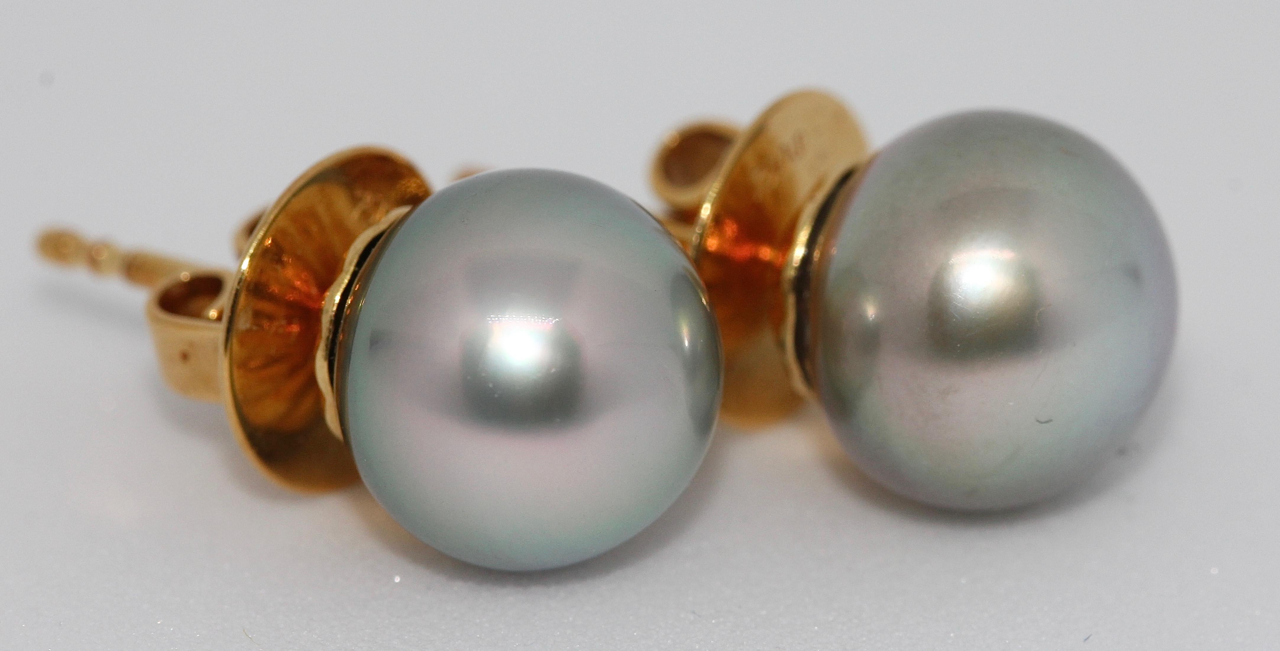Pretty, natural Tahiti pearl stud earrings. 18ct gold.

The diameter of a pearl is approx. 9mm.