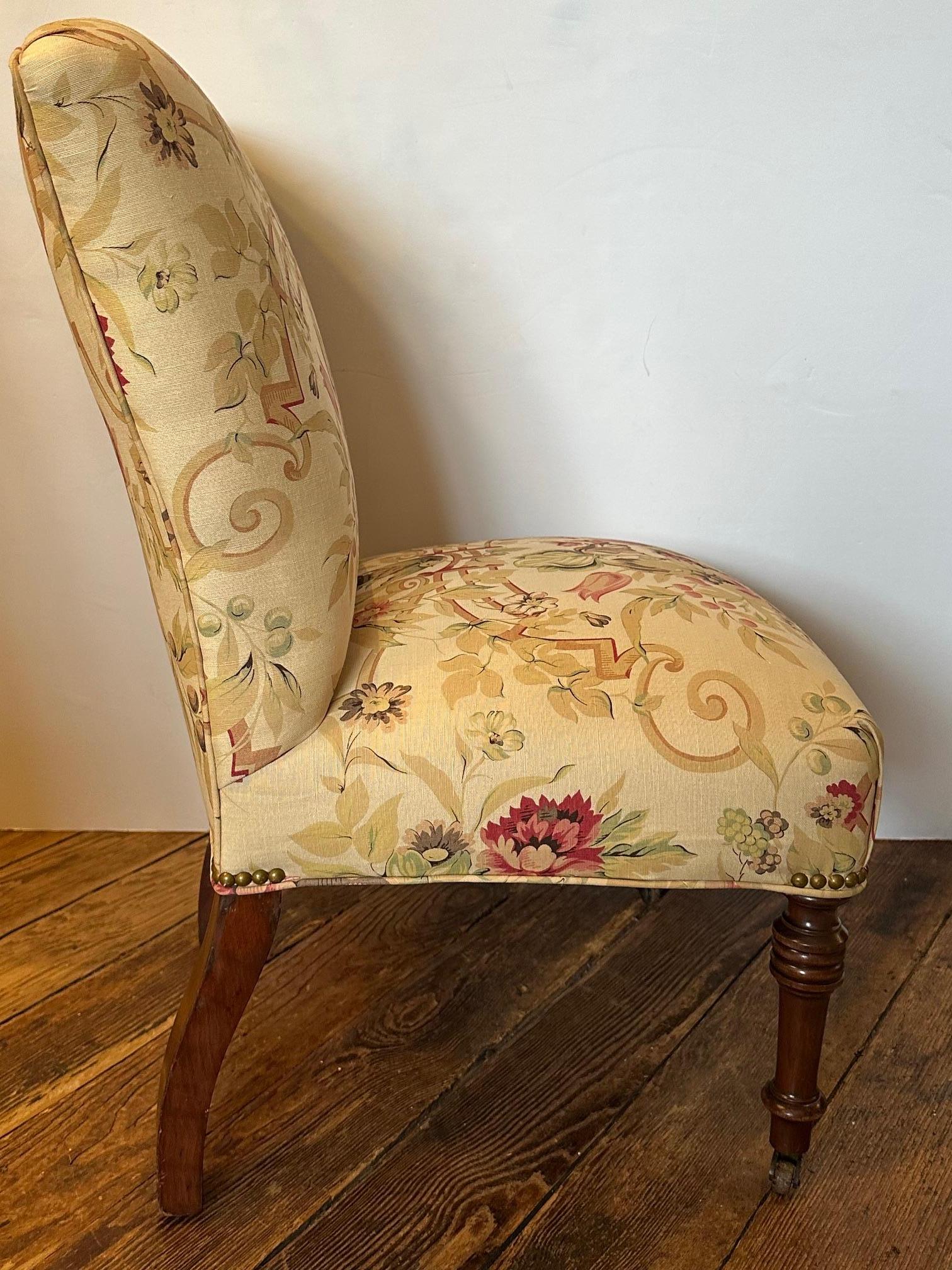 Bella poltrona da camera in stile vittoriano rivestita in tessuto George Smith Gollut di alta gamma. Profondità della guaina 15
Nota:  Abbiamo un pouf contenitore rivestito dello stesso tessuto che starebbe benissimo nella stessa stanza.