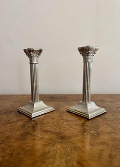 Bonito par de candelabros antiguos de la época eduardiana, chapados en plata