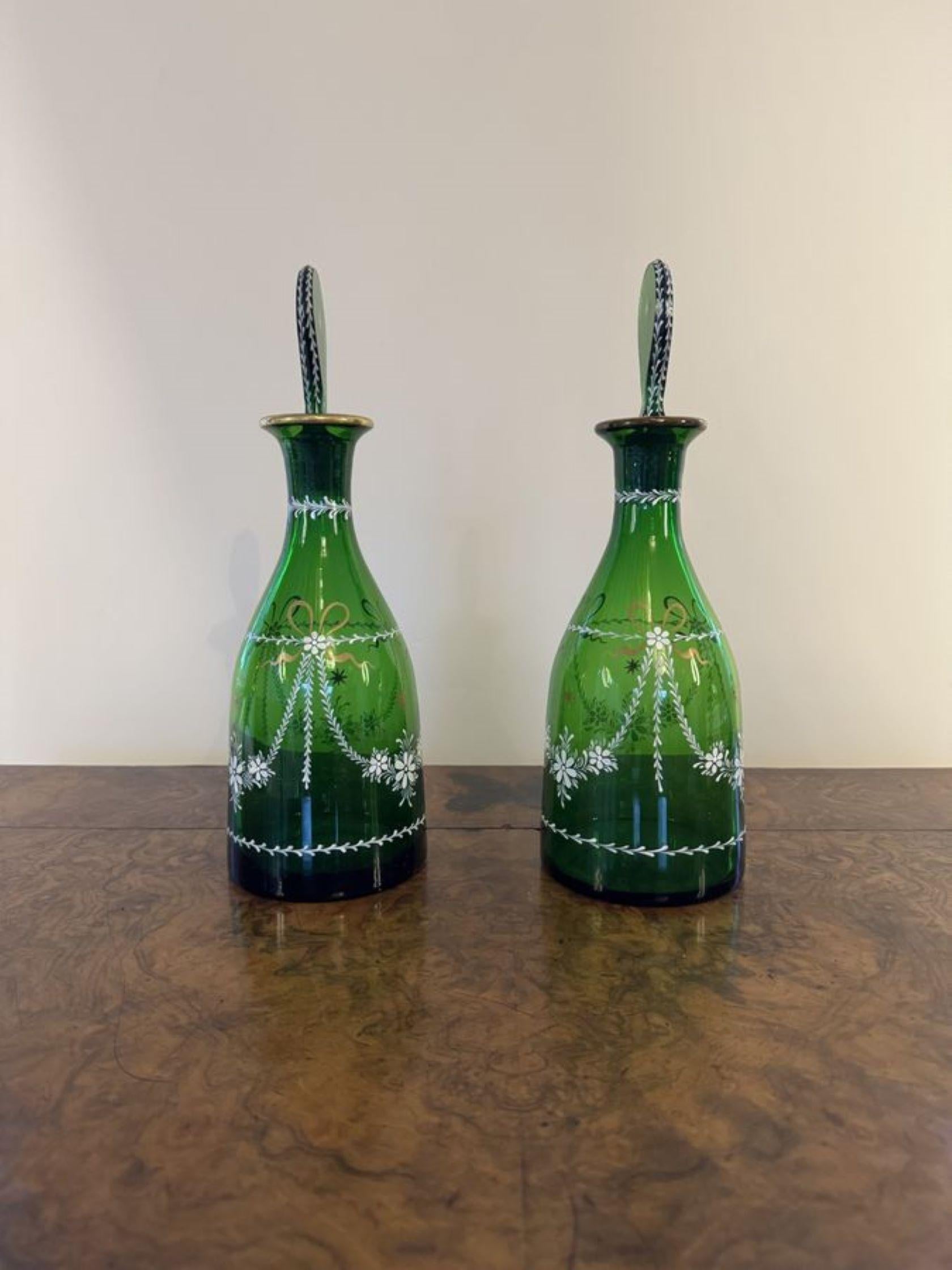 20ième siècle Jolie paire de carafes en verre antique en vente