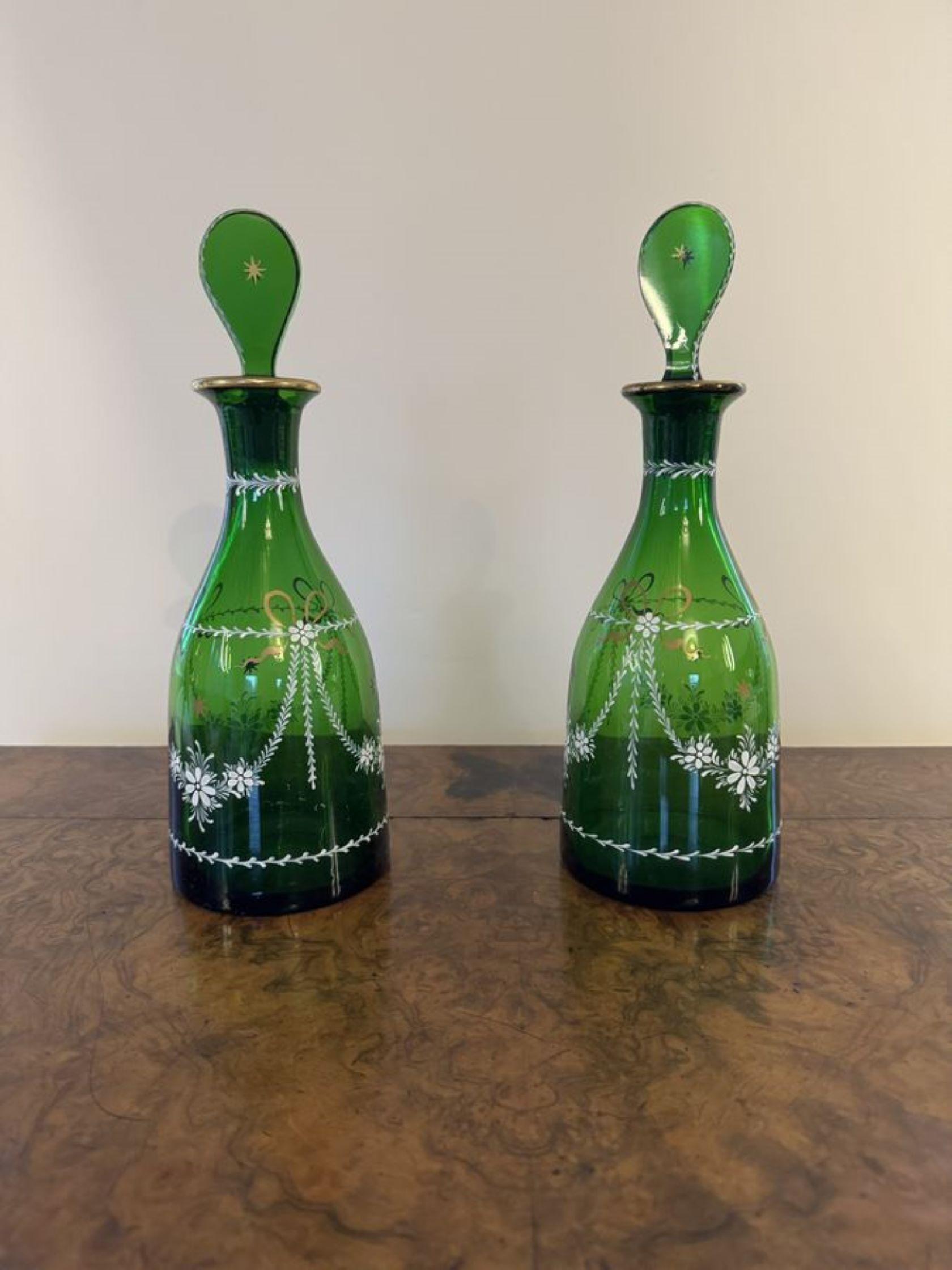 Verre Jolie paire de carafes en verre antique en vente