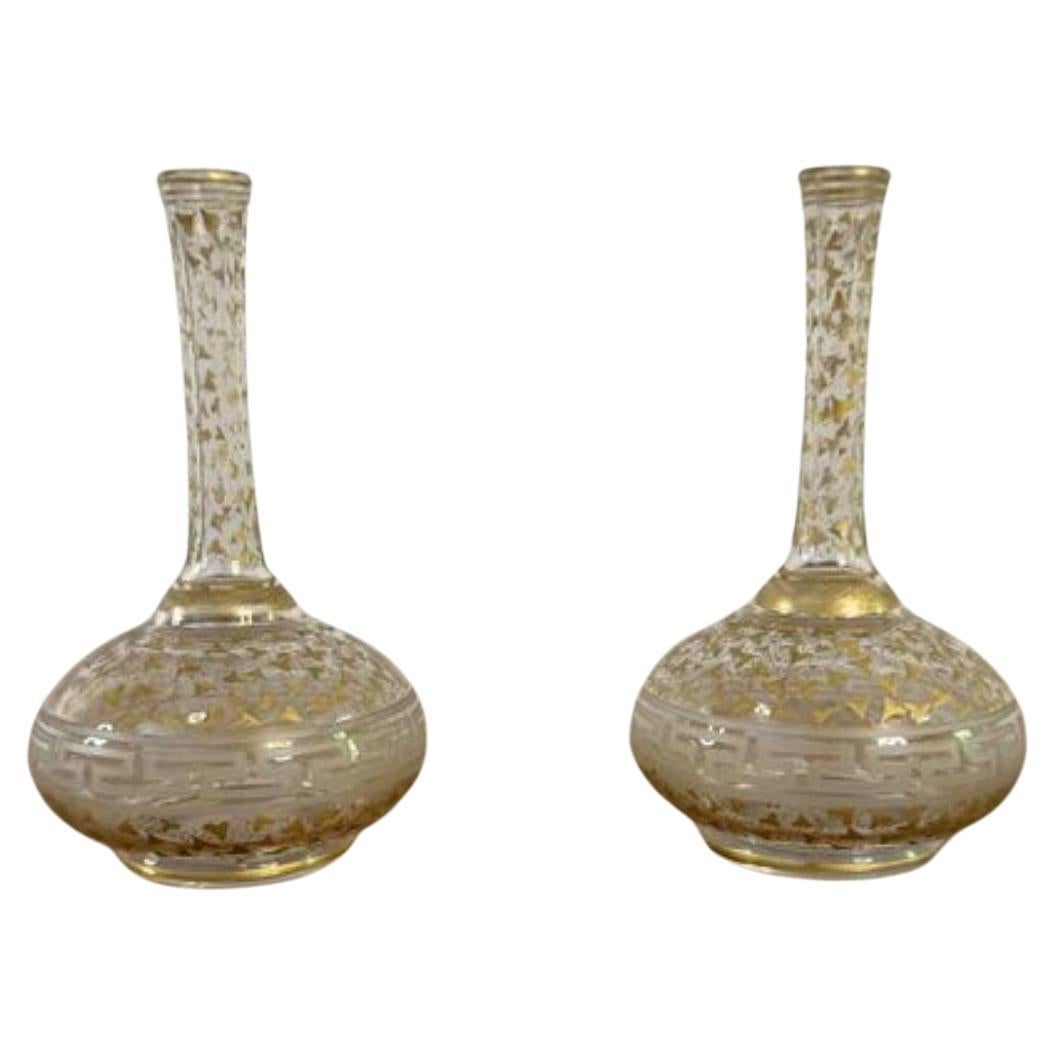 Jolie paire de bouteilles françaises anciennes décorées de dorures