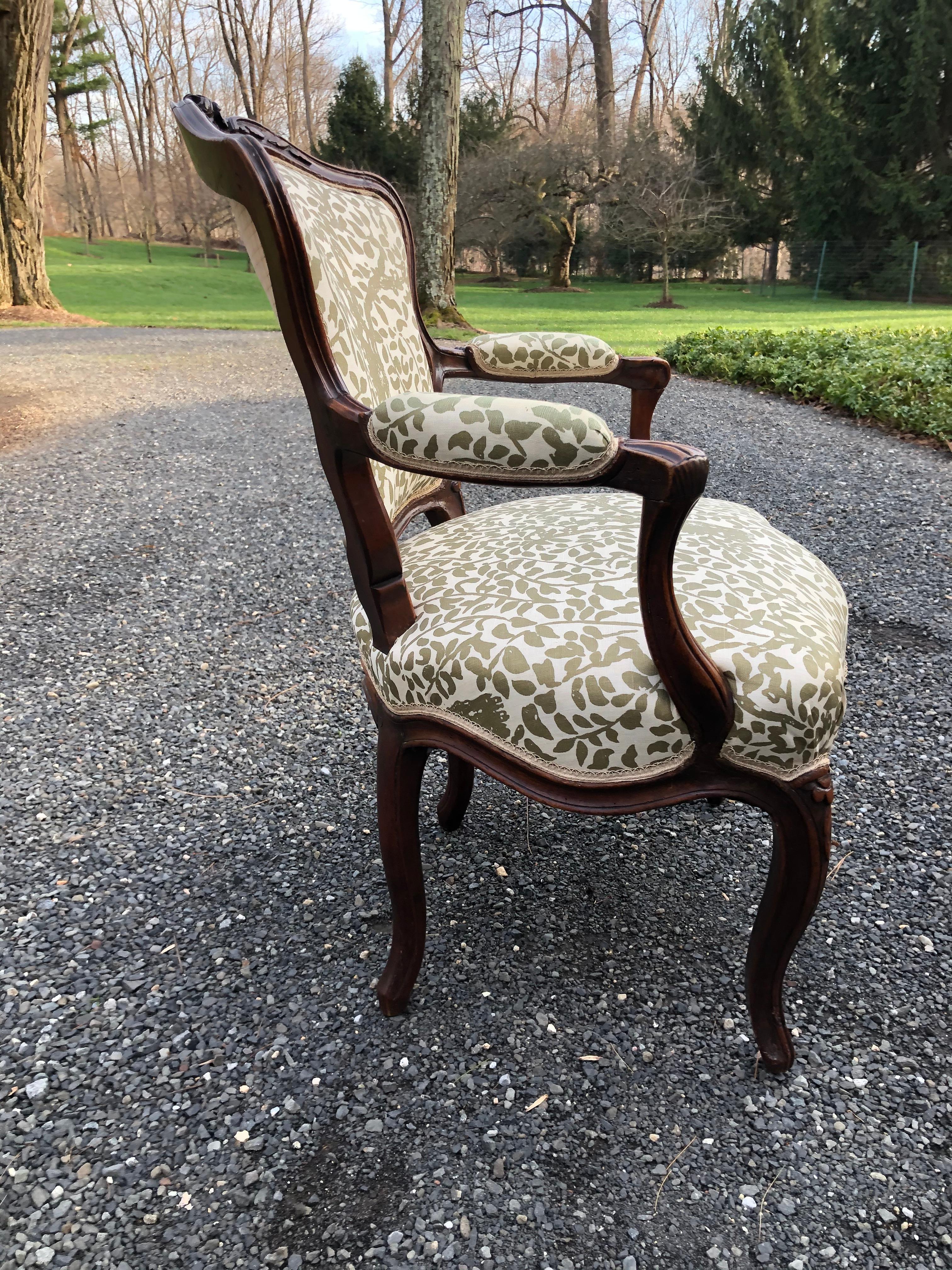 Pretty Pair of French Louis XV His and Her Armchairs In Good Condition In Hopewell, NJ