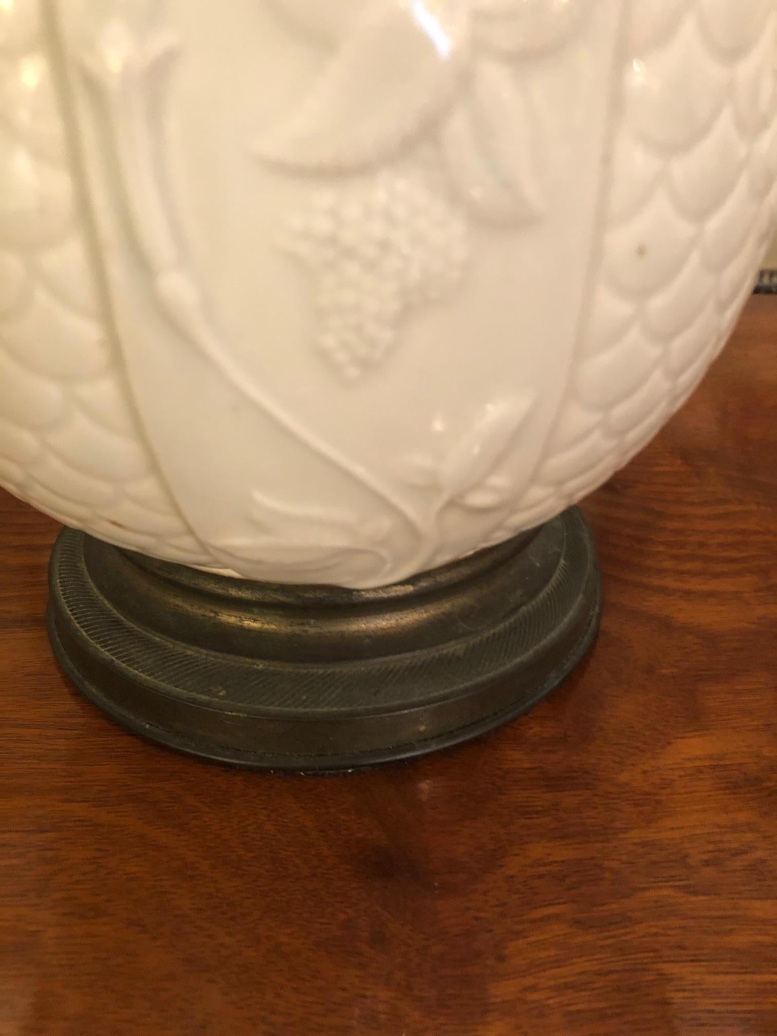 Pretty Pair of White Ceramic Chinese Table Lamps In Excellent Condition In Hopewell, NJ