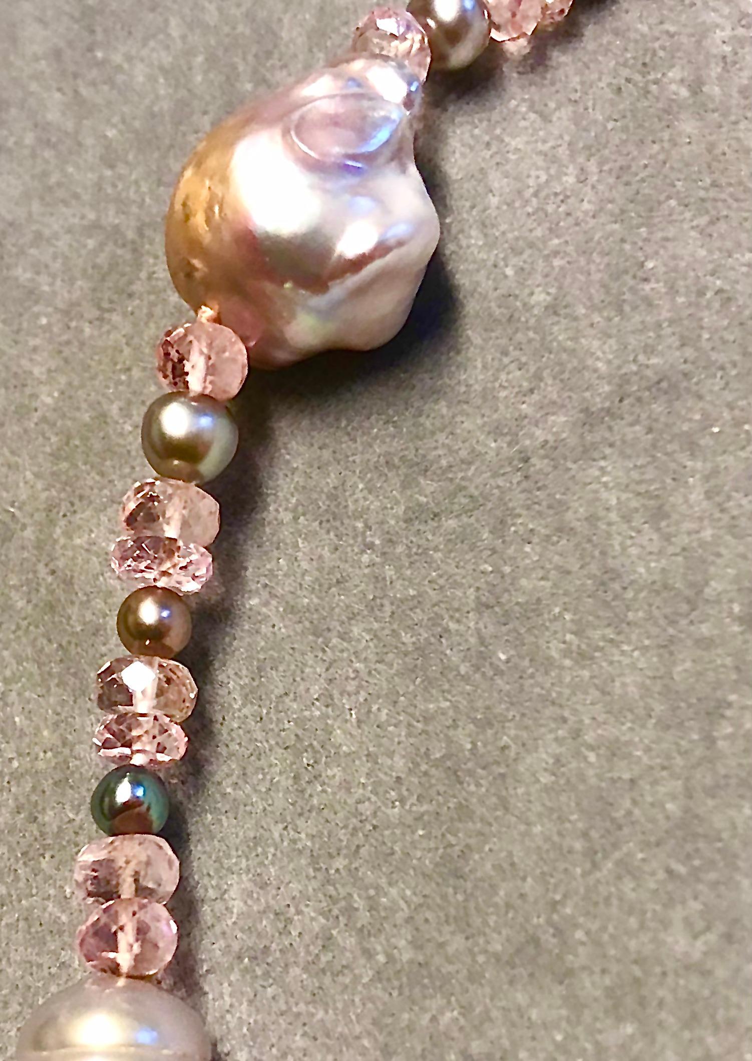 Hübsche rosa Morganit-Perlen betonen diese Zuchtperlenkette (Kunsthandwerker*in) im Angebot