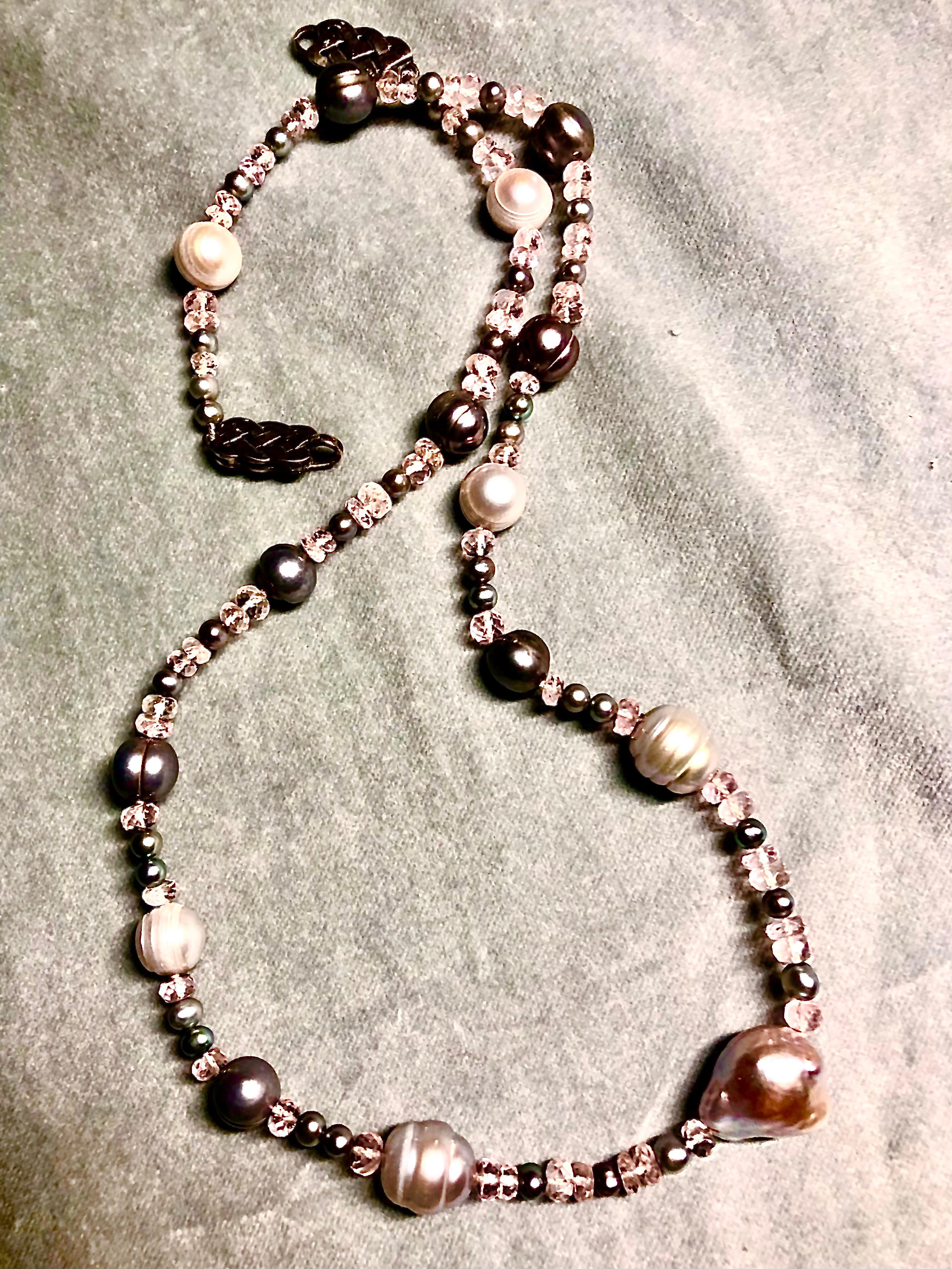 Hübsche rosa Morganit-Perlen betonen diese Zuchtperlenkette im Zustand „Neu“ im Angebot in New Orleans, LA