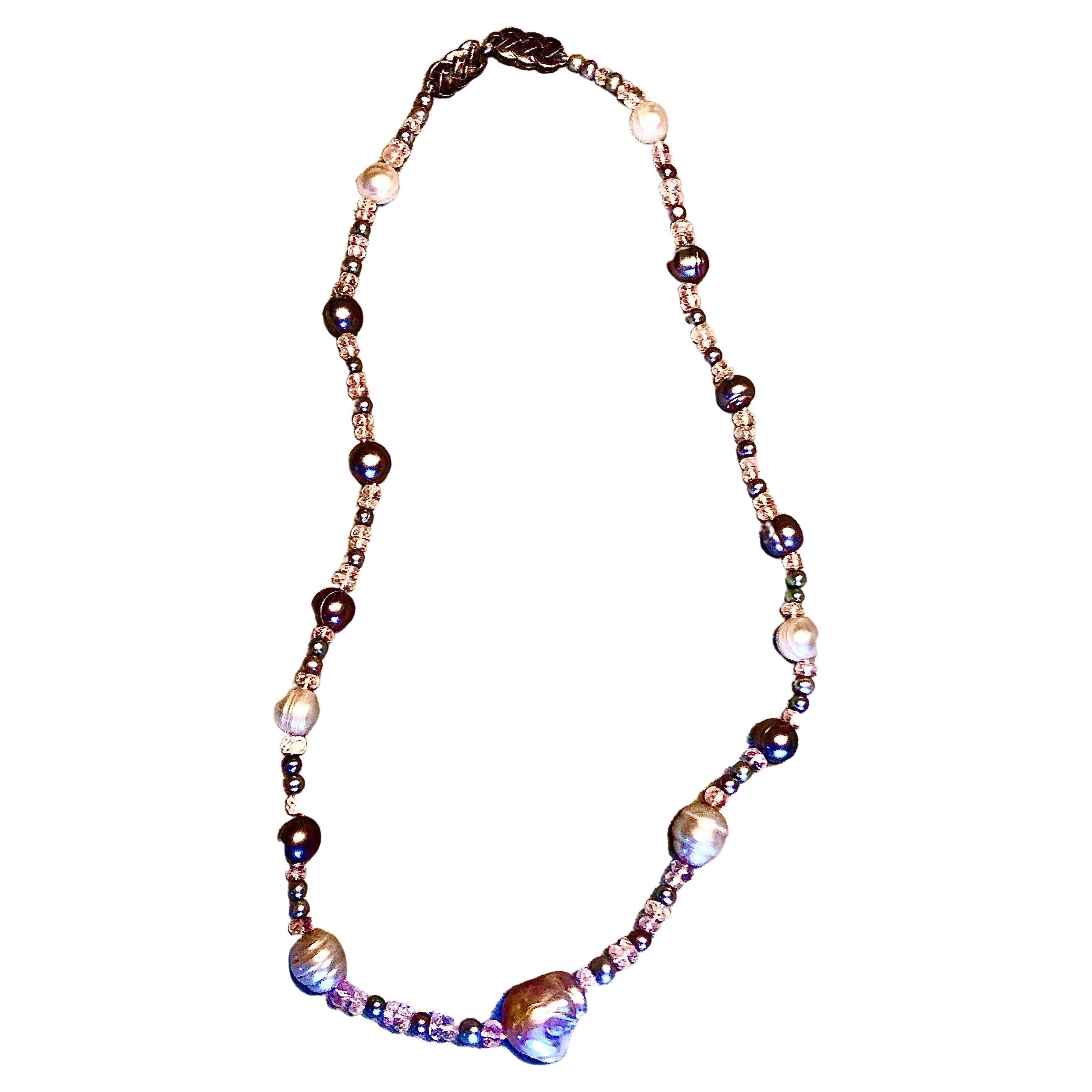 Graziose perline di morganite rosa accentuano questa collana di perle coltivate