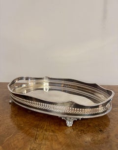 Bonita bandeja antigua eduardiana de calidad bañada en plata