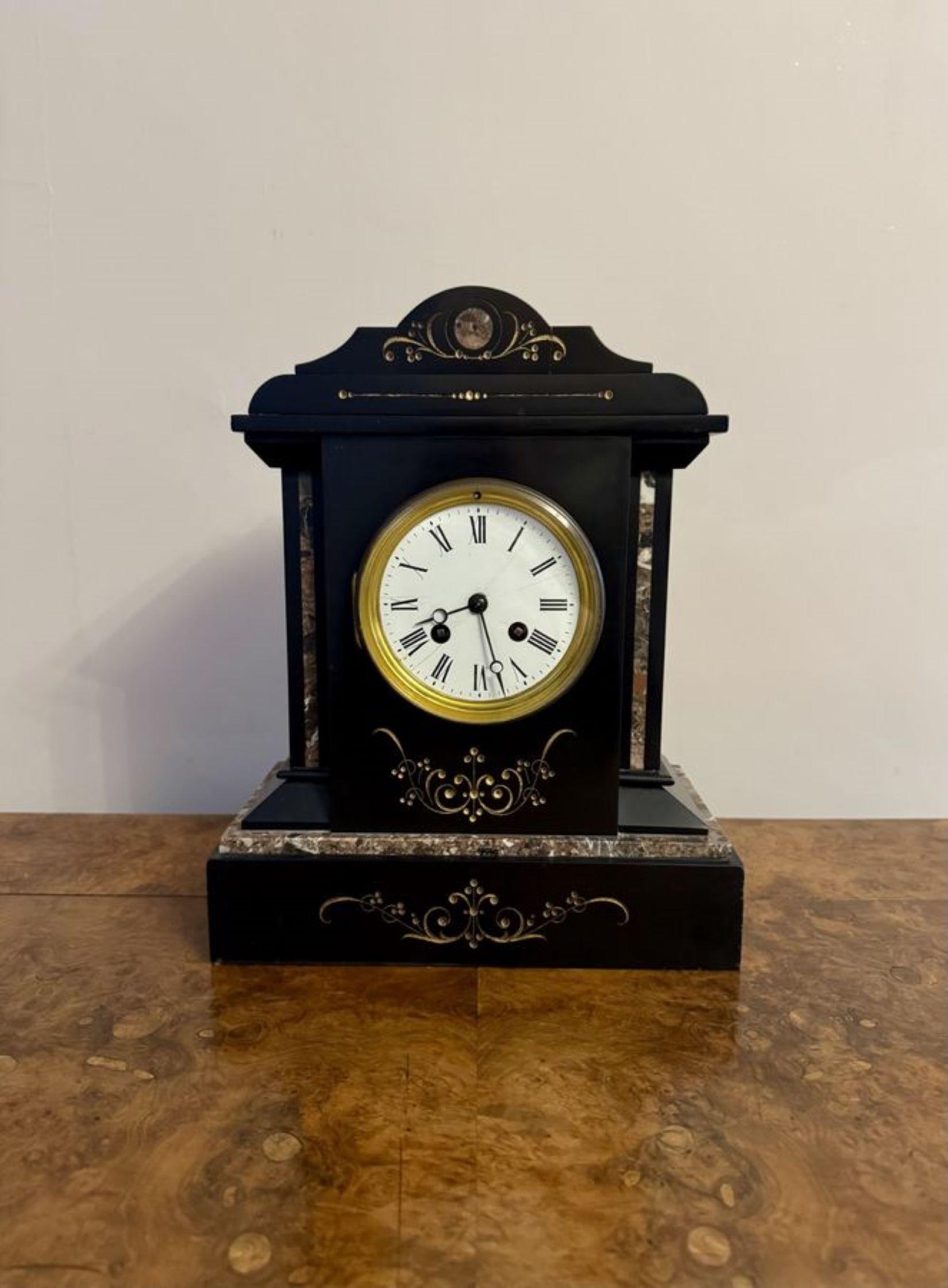 Bonito reloj de chimenea victoriano antiguo de ocho días, con una carcasa de mármol negro de calidad con bonitos detalles dorados, una esfera circular de porcelana con números romanos dentro de un bisel de latón y las manecillas originales, un