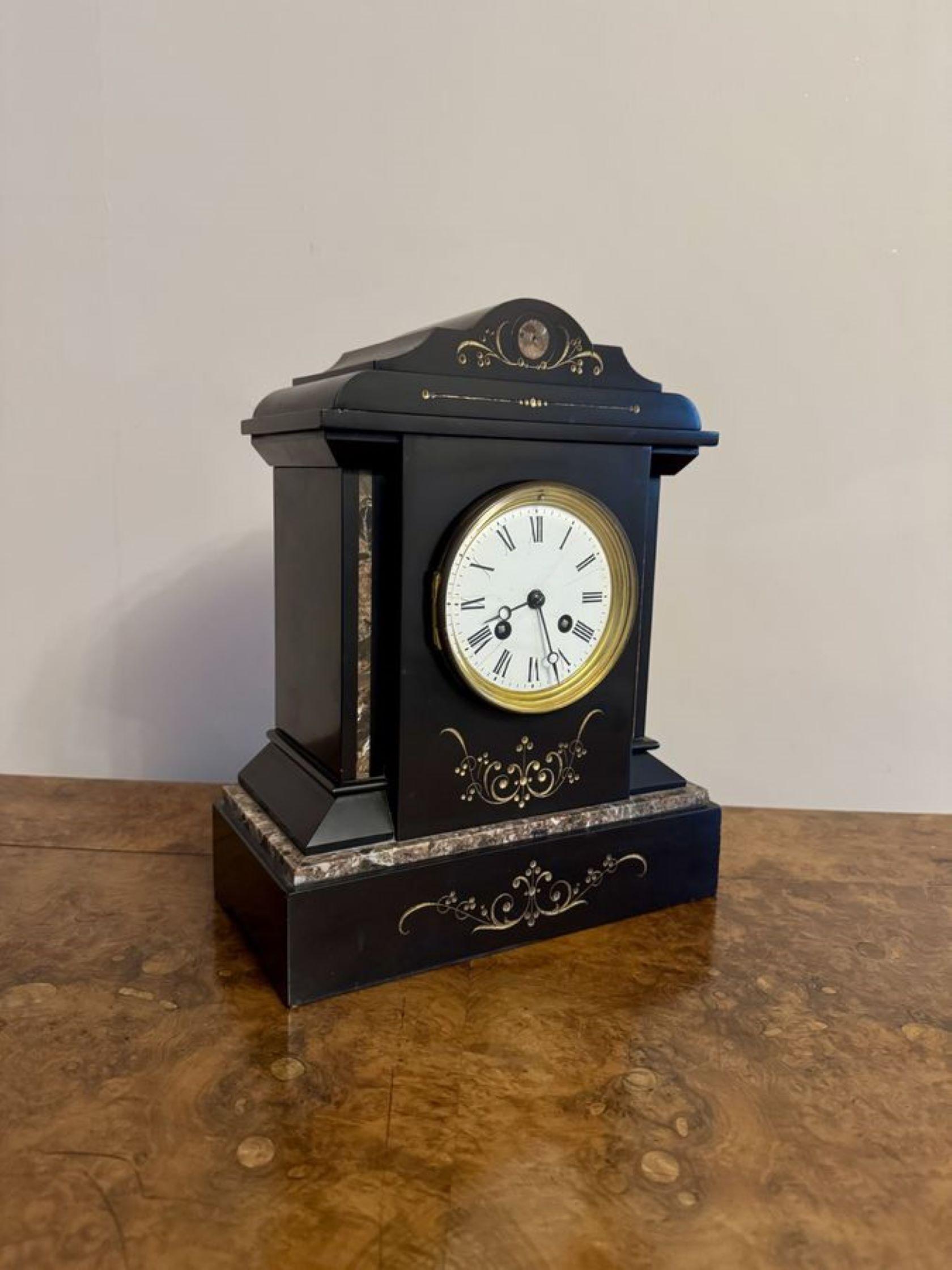 Bonito reloj de manto victoriano antiguo de ocho días de calidad Latón