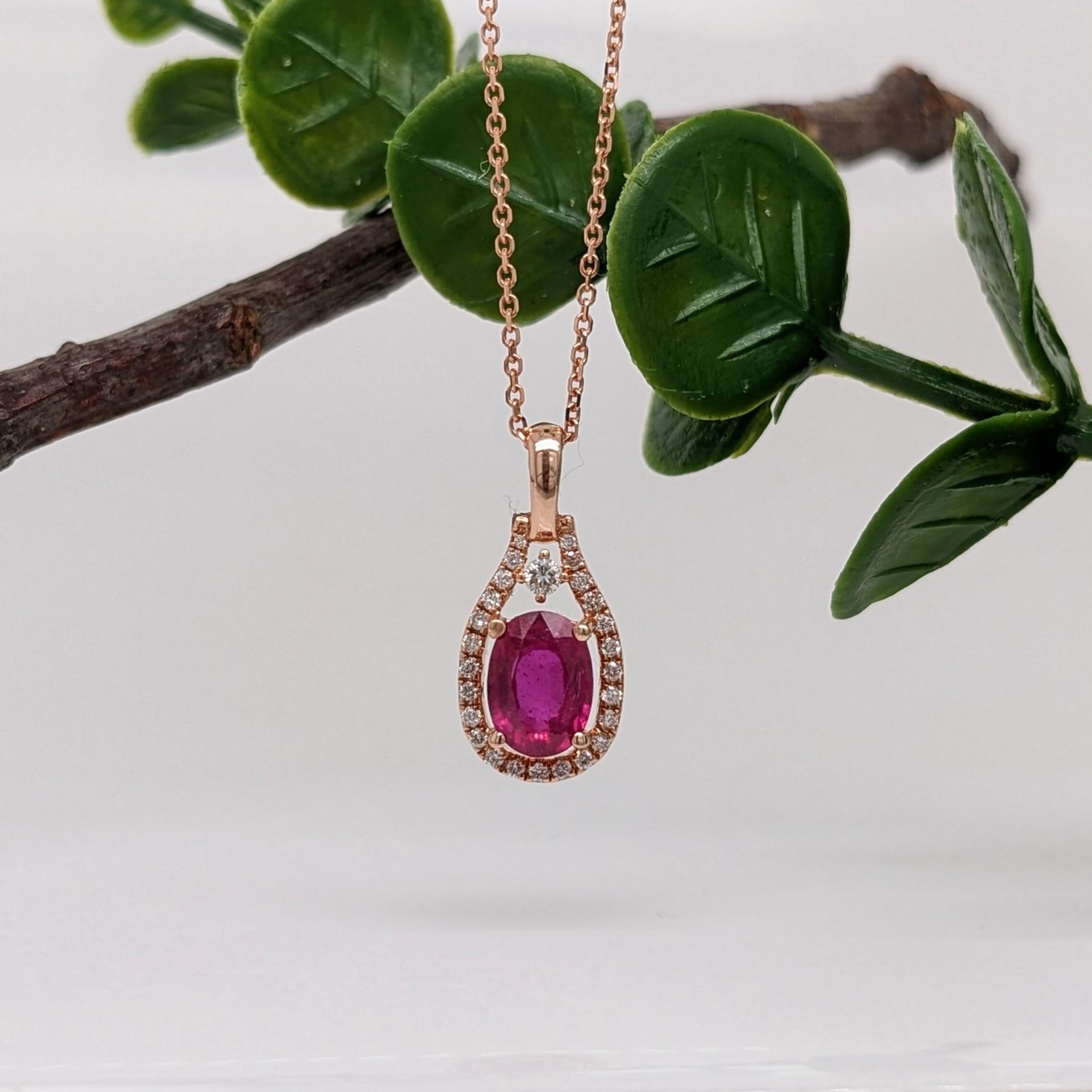 Questo bellissimo ciondolo presenta una gemma ovale di rubino da 1,19 carati con diamanti naturali estratti dalla terra, il tutto incastonato in oro massiccio 14K. Un ciondolo adorabile da aggiungere a qualsiasi vestito per un tocco di rosso e un