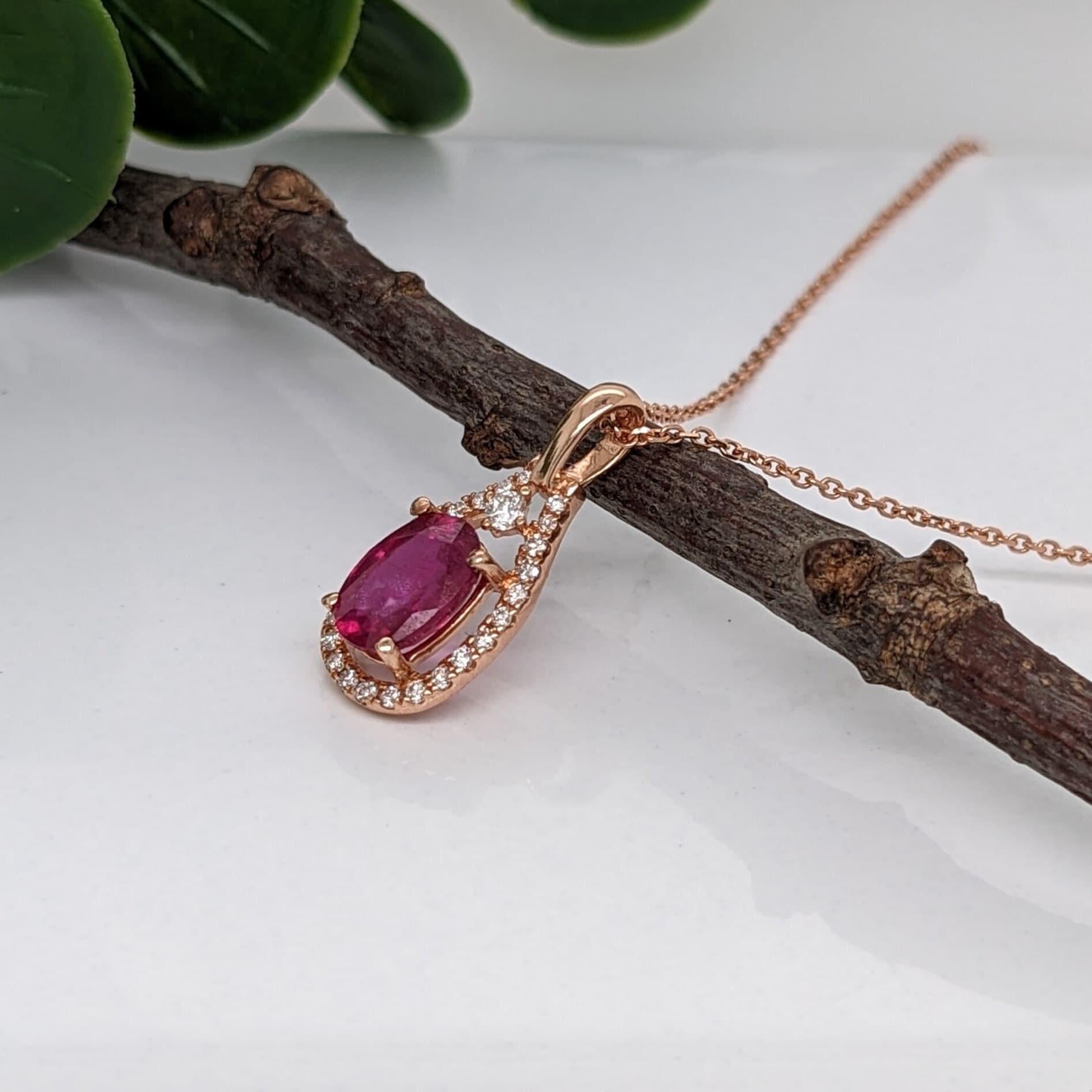 Moderno Grazioso ciondolo di rubino rosso con diamanti estratti dalla terra in oro rosa massiccio 14K, ovale 9x7mm in vendita
