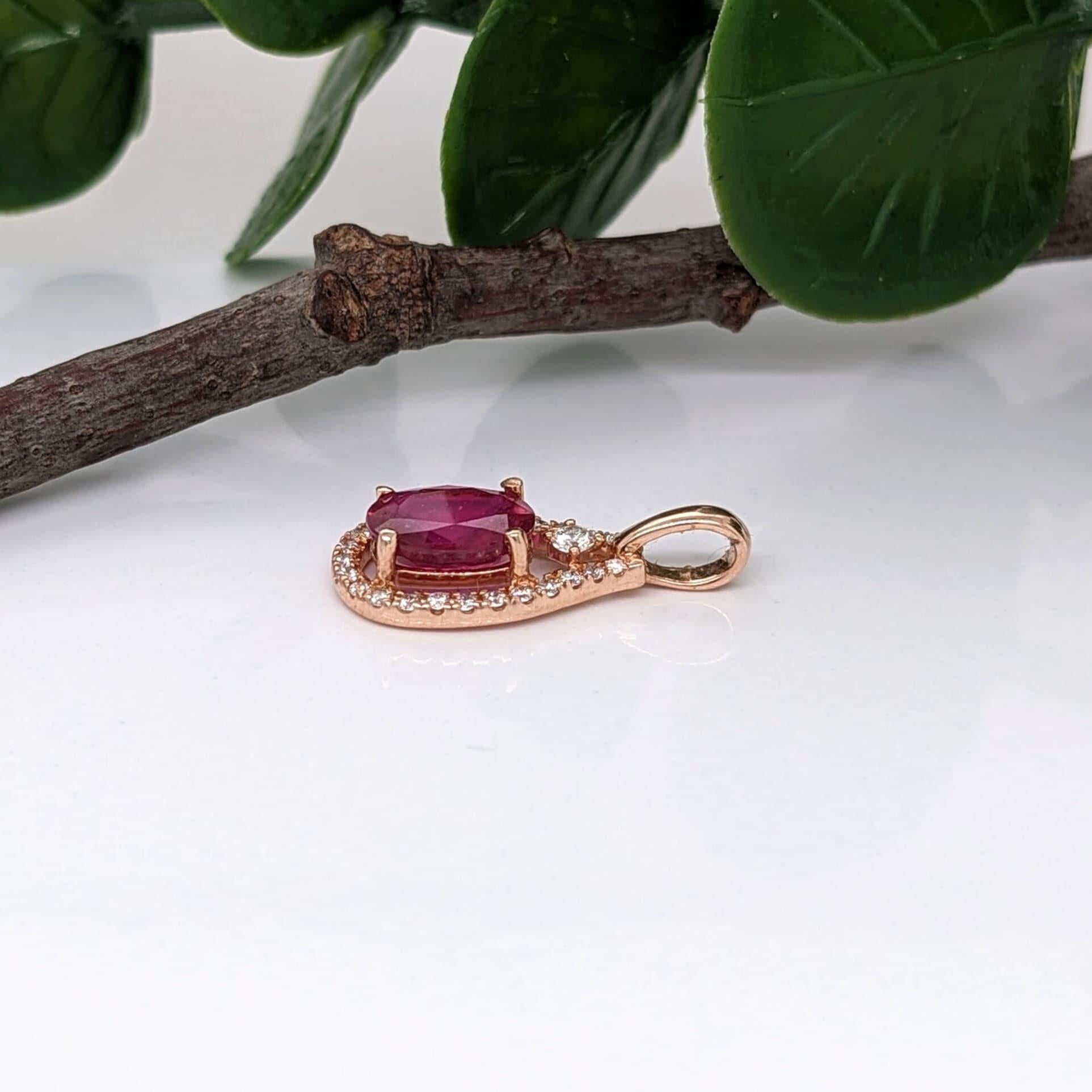 Taglio ovale Grazioso ciondolo di rubino rosso con diamanti estratti dalla terra in oro rosa massiccio 14K, ovale 9x7mm in vendita