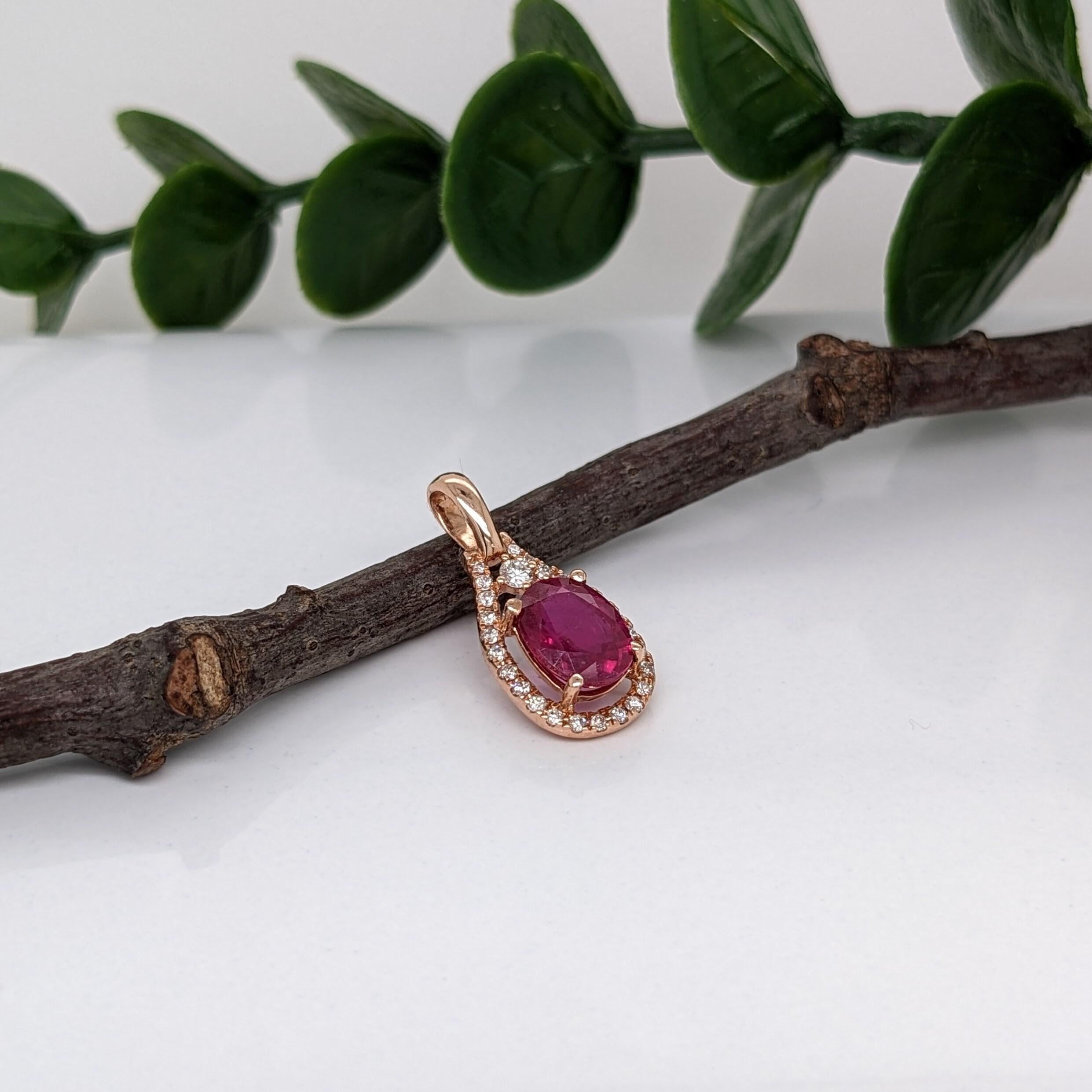 Grazioso ciondolo di rubino rosso con diamanti estratti dalla terra in oro rosa massiccio 14K, ovale 9x7mm In condizioni Nuovo in vendita a Columbus, OH
