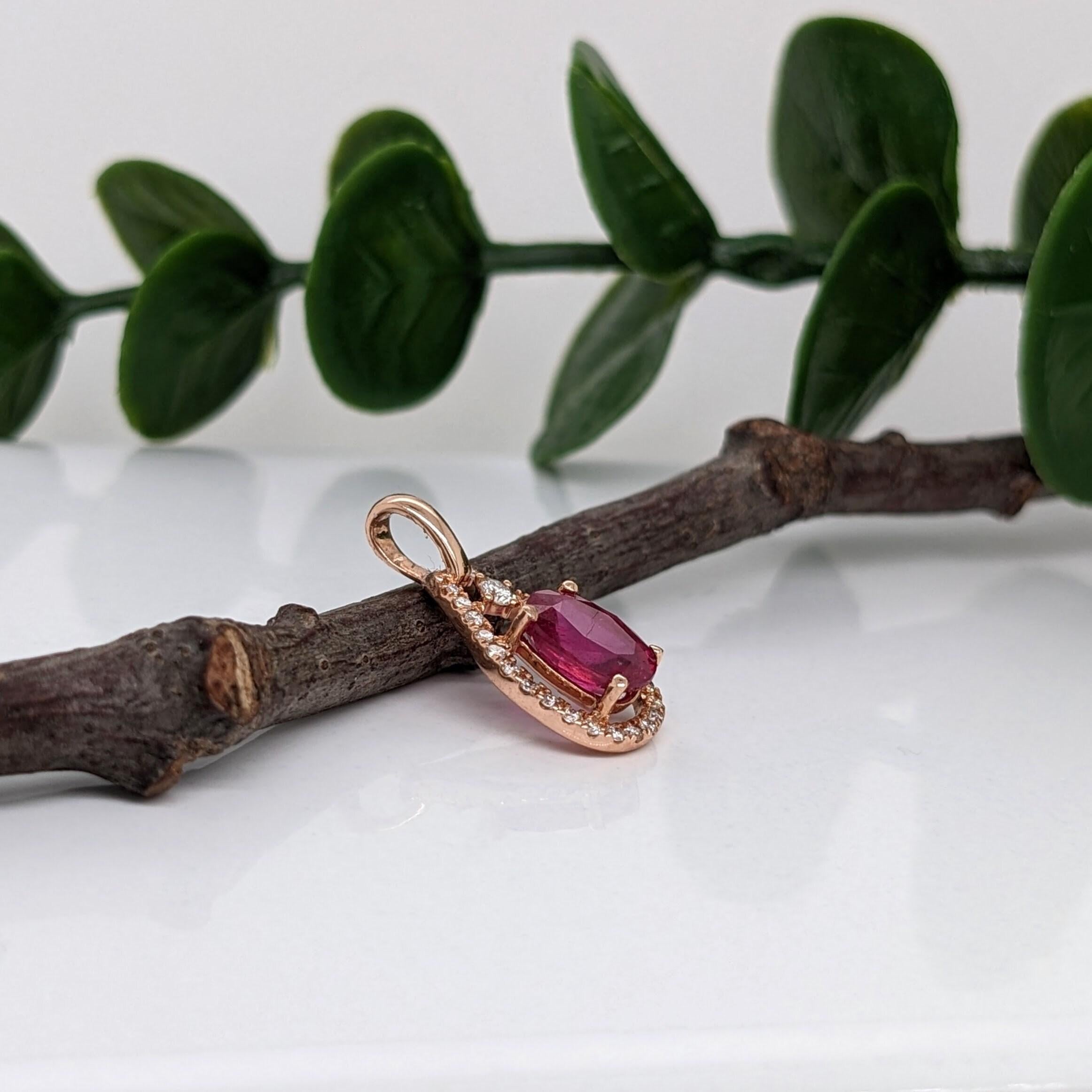 Donna Grazioso ciondolo di rubino rosso con diamanti estratti dalla terra in oro rosa massiccio 14K, ovale 9x7mm in vendita