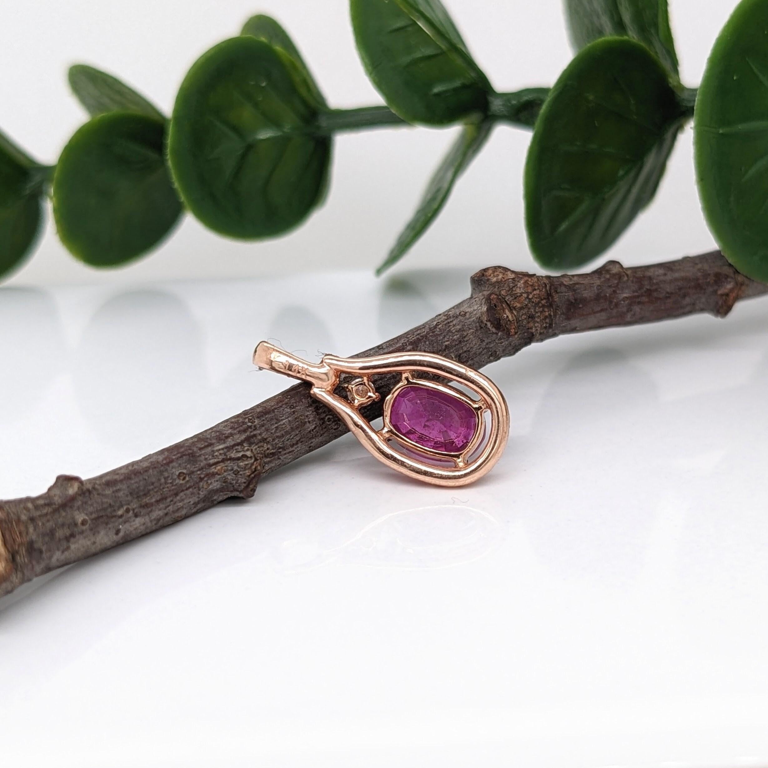 Grazioso ciondolo di rubino rosso con diamanti estratti dalla terra in oro rosa massiccio 14K, ovale 9x7mm in vendita 2