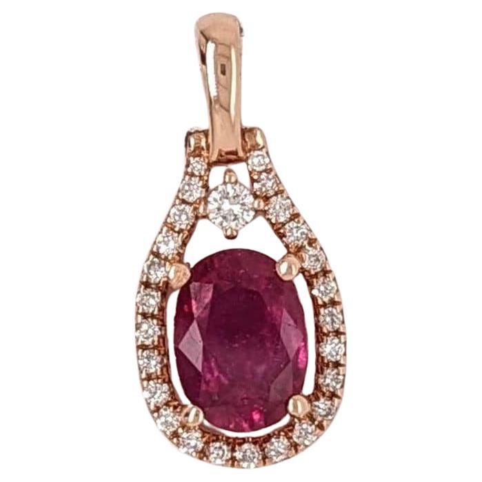 Grazioso ciondolo di rubino rosso con diamanti estratti dalla terra in oro rosa massiccio 14K, ovale 9x7mm in vendita