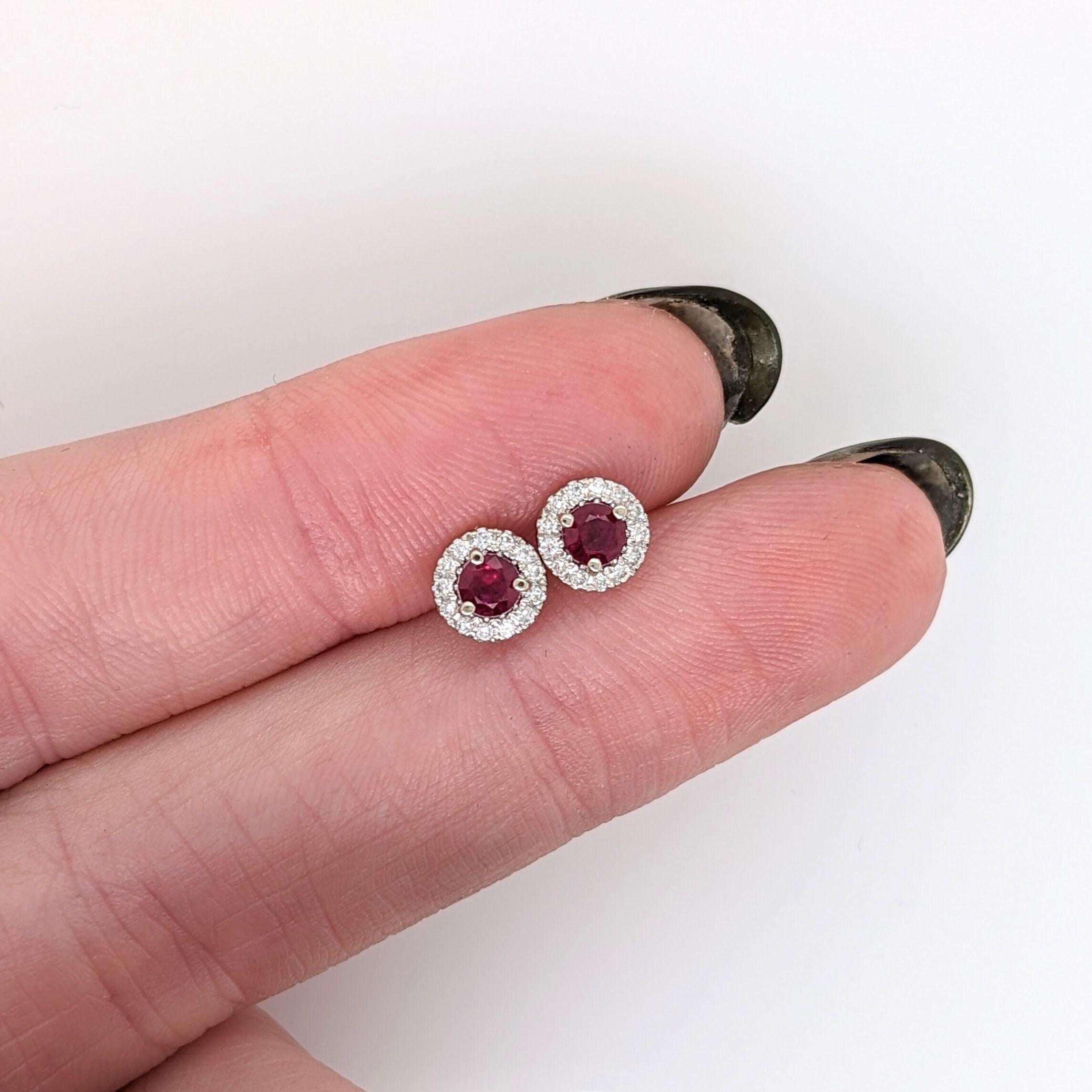 Moderno Graziosi orecchini con rubino rosso e diamanti estratti dalla terra in oro bianco massiccio 14 carati in vendita