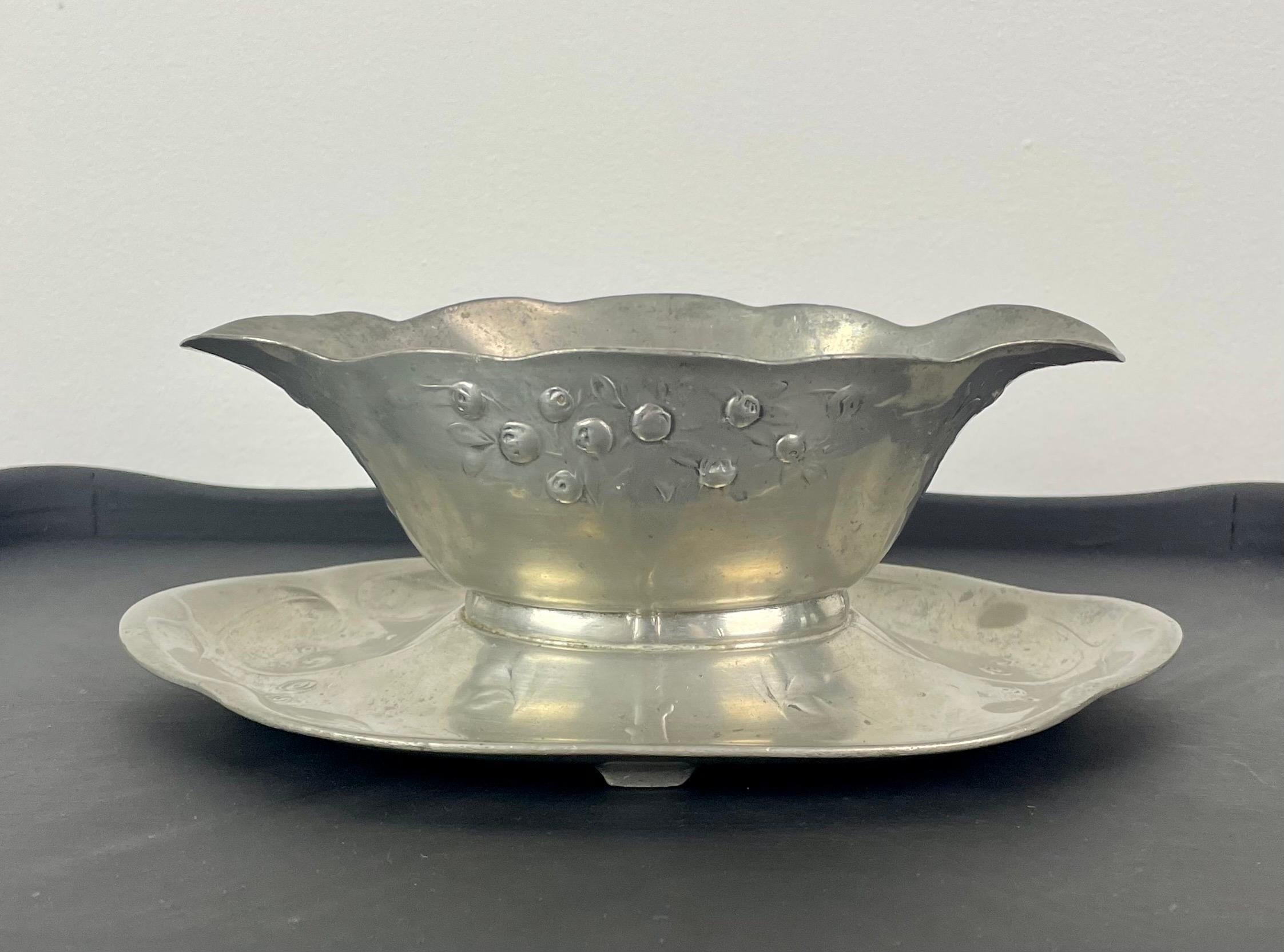Beautiful pewter sauce boat/cup/empty pocket. With floral decoration.
Kayserzinn. Model No. 4299
Numbered 29
1900s
Art Nouveau
Kayserzinn was the brand name for the lead-free artistic metal alloy manufactured at the turn of the century by JP