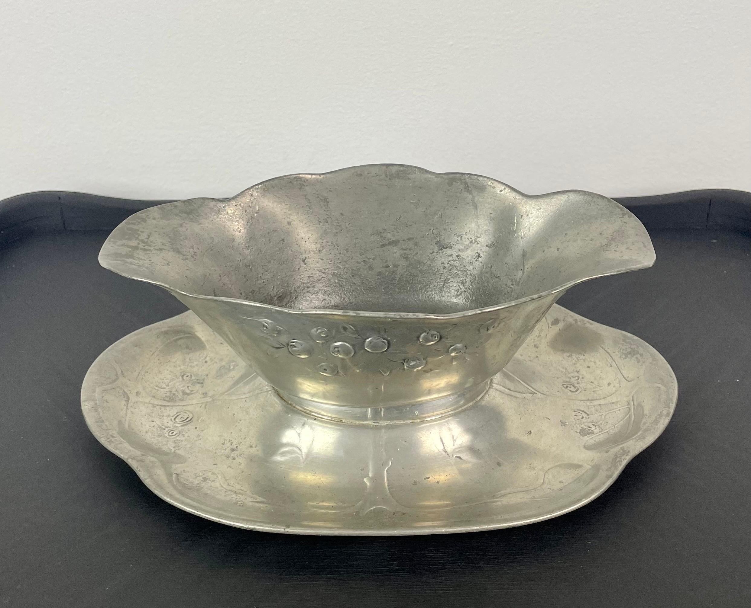 Pretty Sauce Boat, Empty Pocket oder Zinnschale, Kayserzinn, Art nouveau, 1900er Jahre im Zustand „Gut“ im Angebot in Beuzevillette, FR