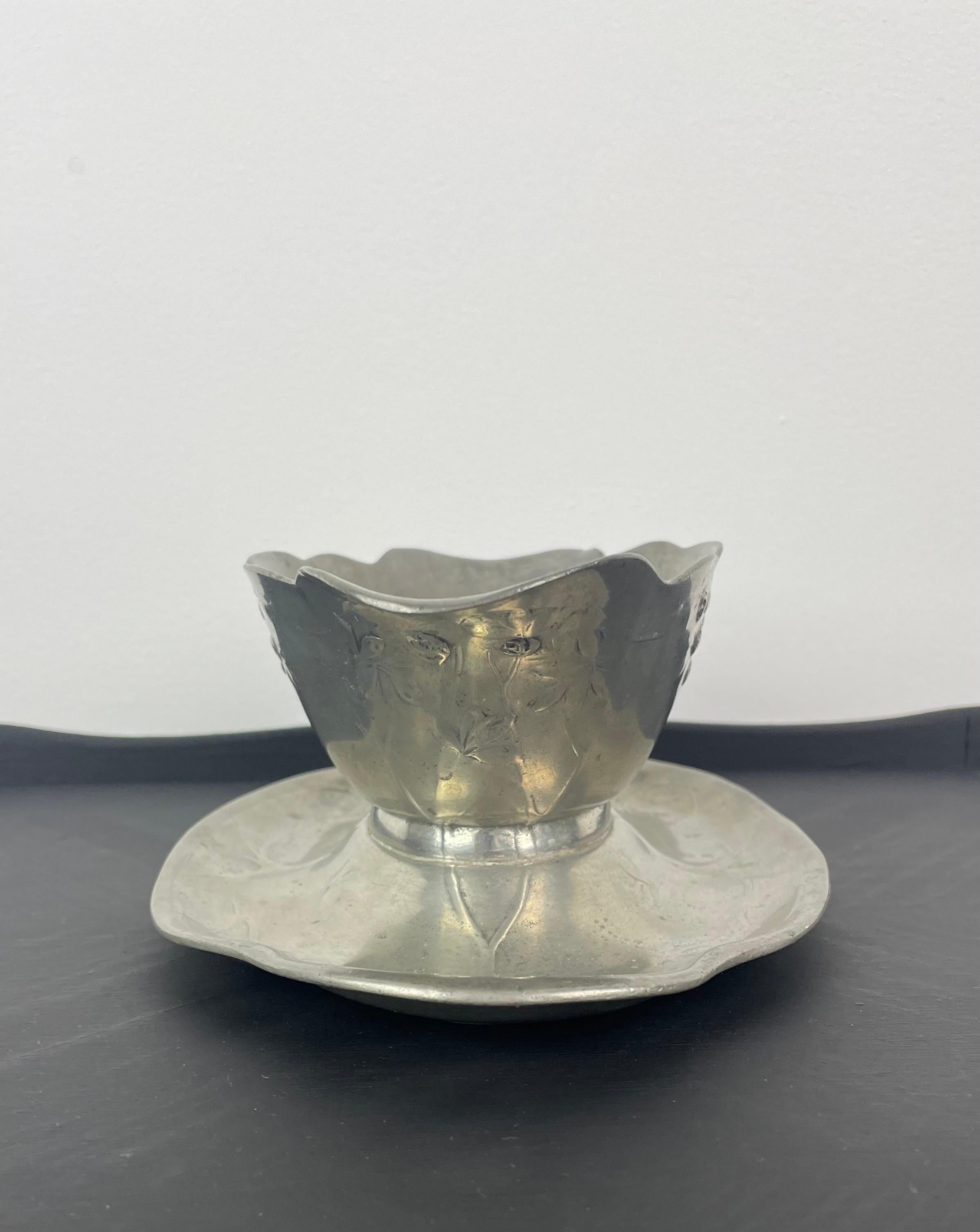 Pretty Sauce Boat, Empty Pocket or Pewter Dish, Kayserzinn, Art Nouveau, 1900's For Sale 2