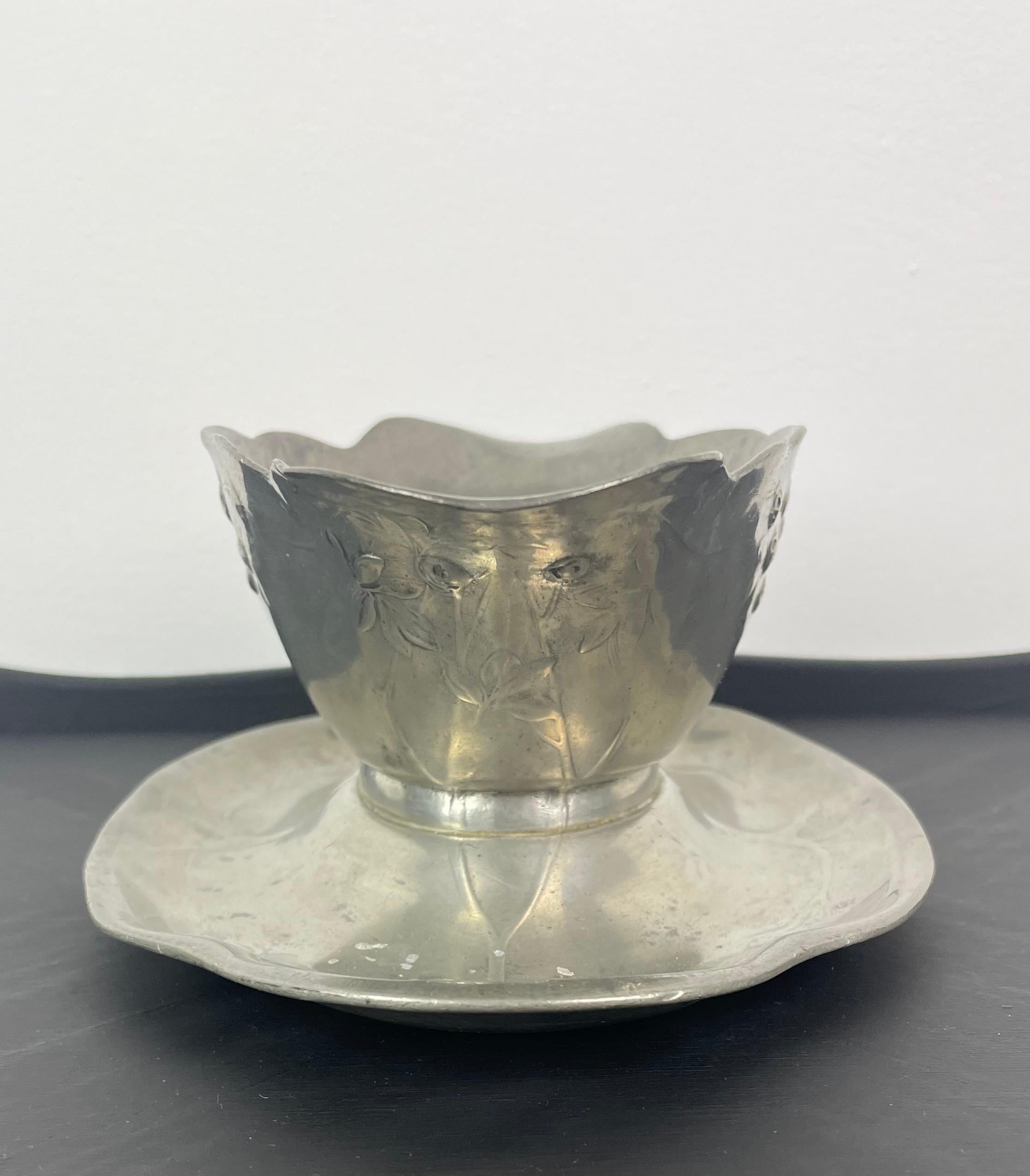 Pretty Sauce Boat, Empty Pocket or Pewter Dish, Kayserzinn, Art Nouveau, 1900's For Sale 4