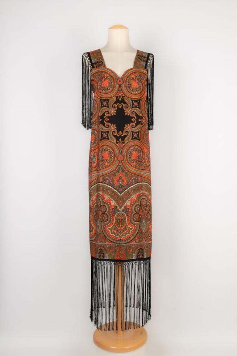 Pretty silk dress with fringes made of a 1930s shawl. No size nor composition label, it fits a 38FR.

Additional information: 
Condition: Very good condition
Dimensions: Chest: 41 cm - Length: 109 cm without the fringes
Period: 20th Century

Seller