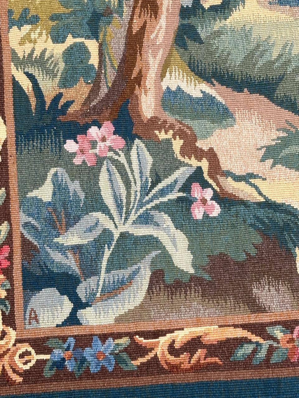 Sehr schöne Aubusson Wandteppich des 20. Jahrhunderts mit einem Design von Wandteppichen aus dem 18. oder 18. Jahrhundert, mit der Natur und mit Bäumen mit Vogel und der Fluss, ein Landhaus hinter, mit schönen Farben mit grün, blau, rosa, gelb und