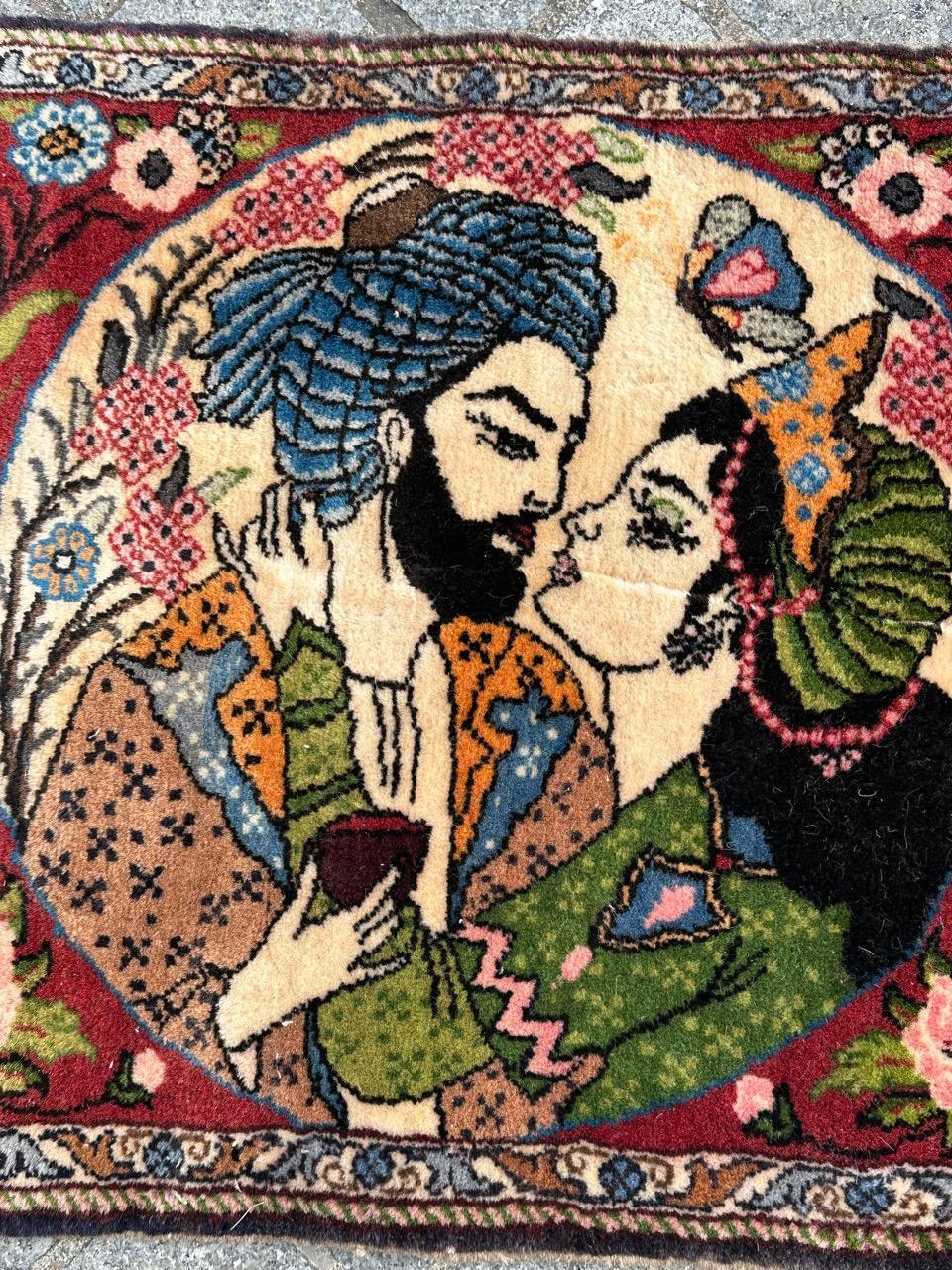 Grazioso tappeto pittorico della metà del secolo scorso con un bel disegno romantico di innamorati e fiori intorno, con colori bellissimi, interamente annodato a mano con lana su base di cotone.

✨✨✨
