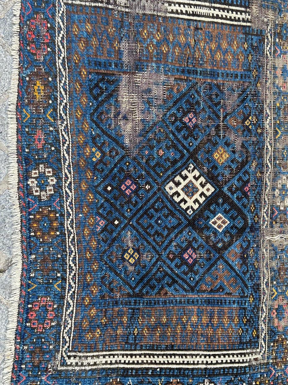 Bellissimo tappeto Afshar di piccole dimensioni del XIX secolo con un bel disegno geometrico e tribale e bellissimi colori naturali con blu, nero, bianco, rosa, giallo e marrone, interamente annodato a mano con lana su base di lana.
Usura dovuta