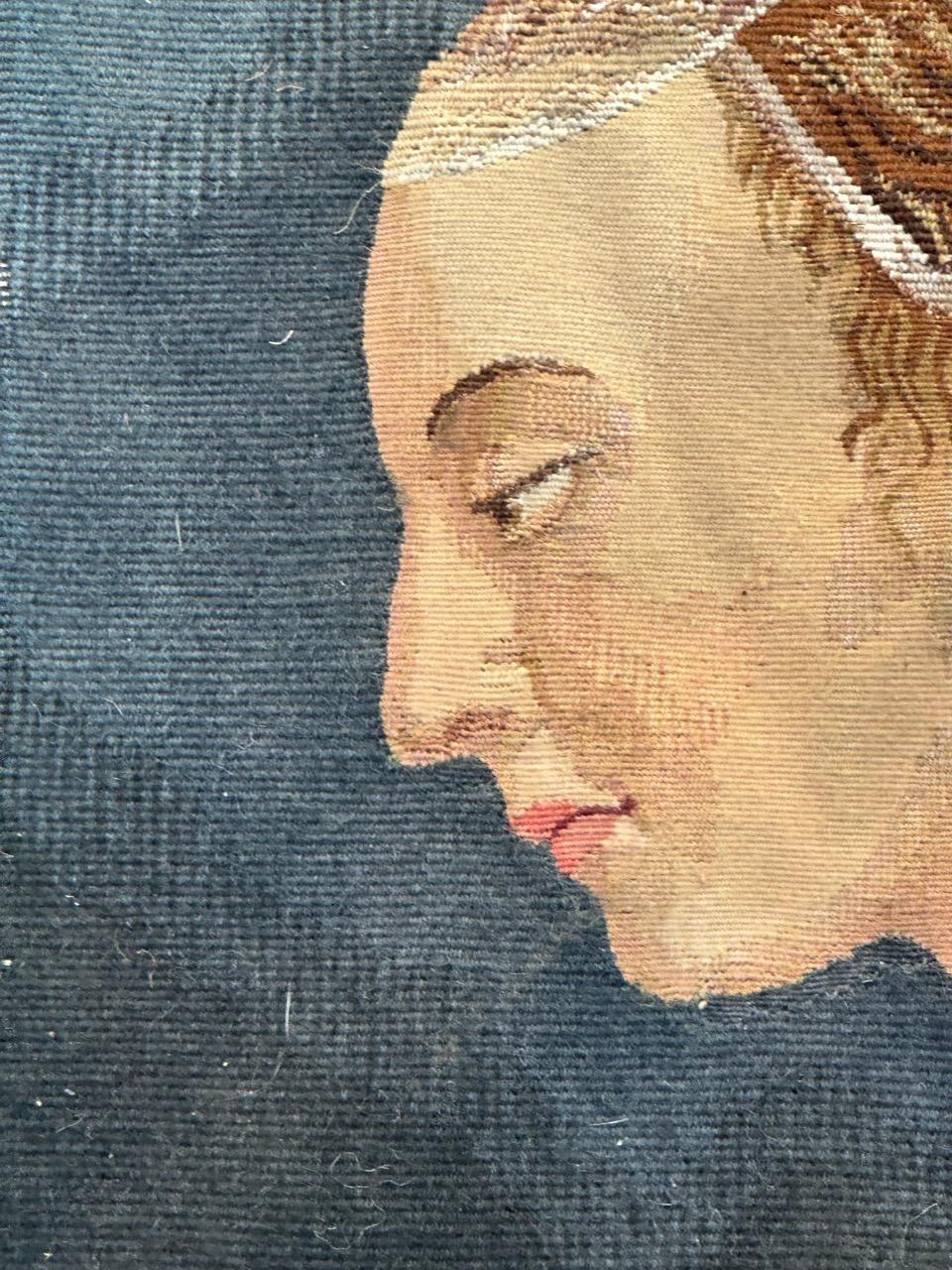 Bellissimo arazzo Aubusson francese di piccole dimensioni da incorniciare con la Regina di Saba tratta dal dipinto di PIERO DELLA FRANCESCA (1410-1492 circa): INCONTRO DELLA REGINA DI SABA CON SALOMONE.
DETTAGLIO DELLA REGINA DI SHEBA (Arezzo,