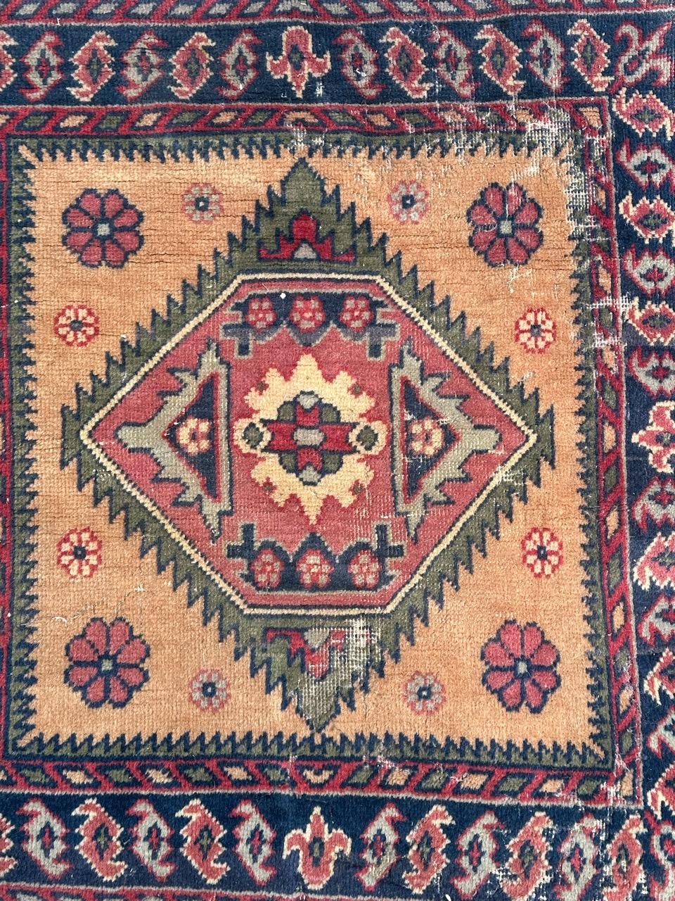 Schöner aserbaidschanischer Teppich aus der Mitte des Jahrhunderts mit schönem geometrischem Muster und schönen Farben mit Orange, Lila, Grün, Rosa, Himmelblau und Marineblau, komplett und fein handgeknüpft mit Wolle auf Baumwollbasis 
Geringe