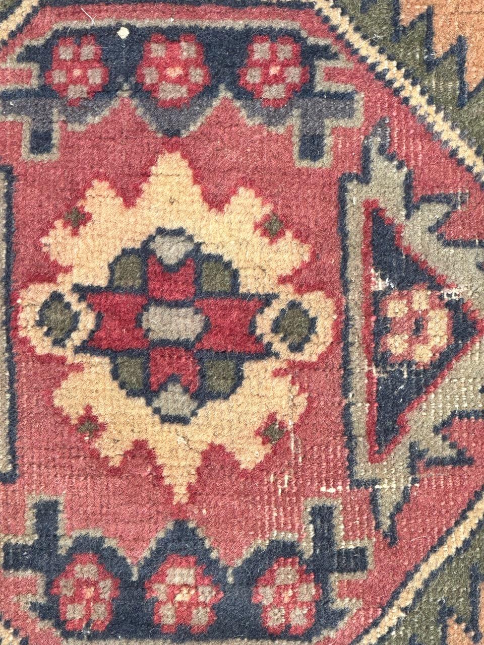 Schöner kleiner Aserbaidschanischer Vintage-Teppich  (Handgeknüpft) im Angebot