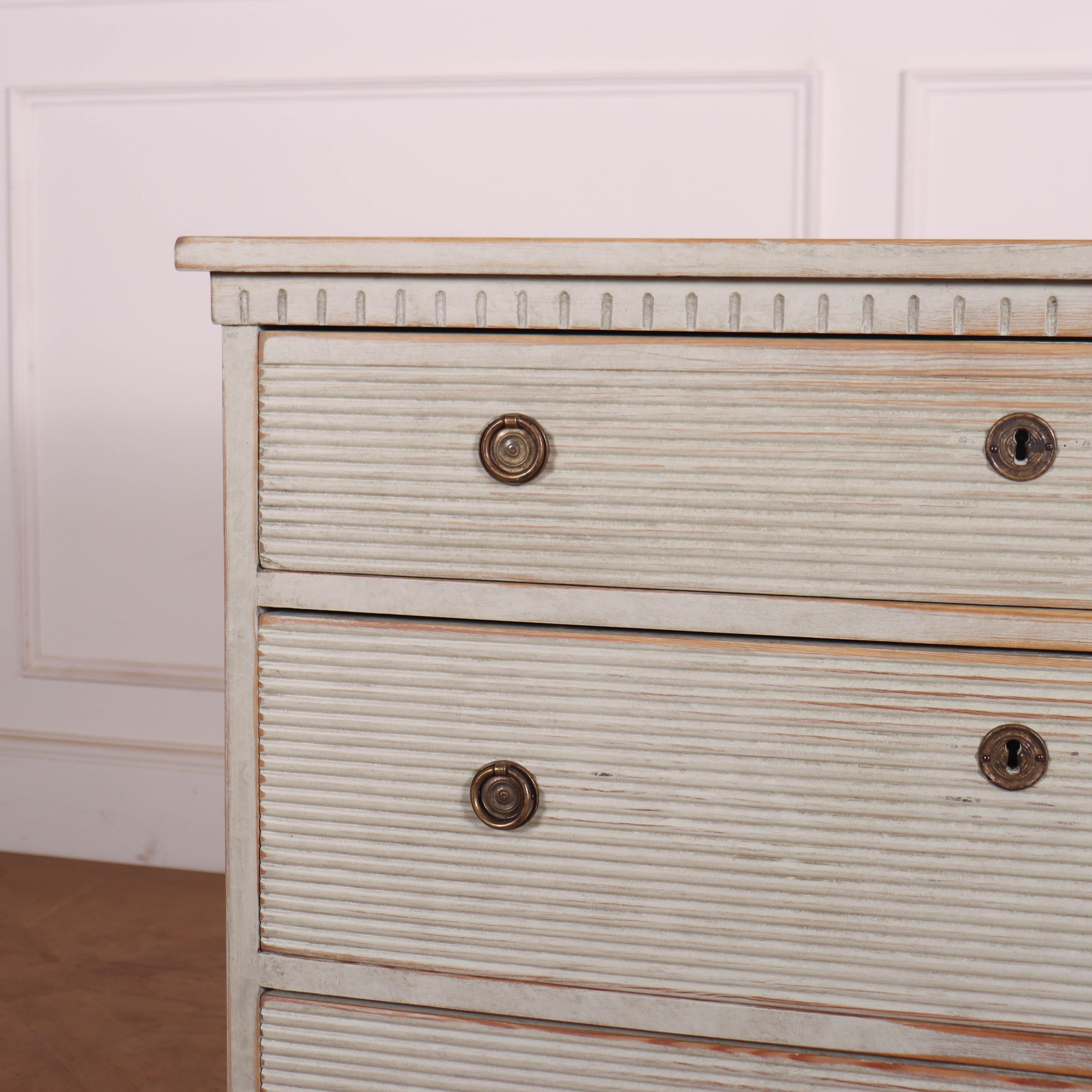 Early 19th century painted pine Swedish 3 drawer commode with reeded drawer fronts. 1820.

Reference: 7852

Dimensions
37 inches (94 cms) Wide
19 inches (48 cms) Deep
33 inches (84 cms) High.