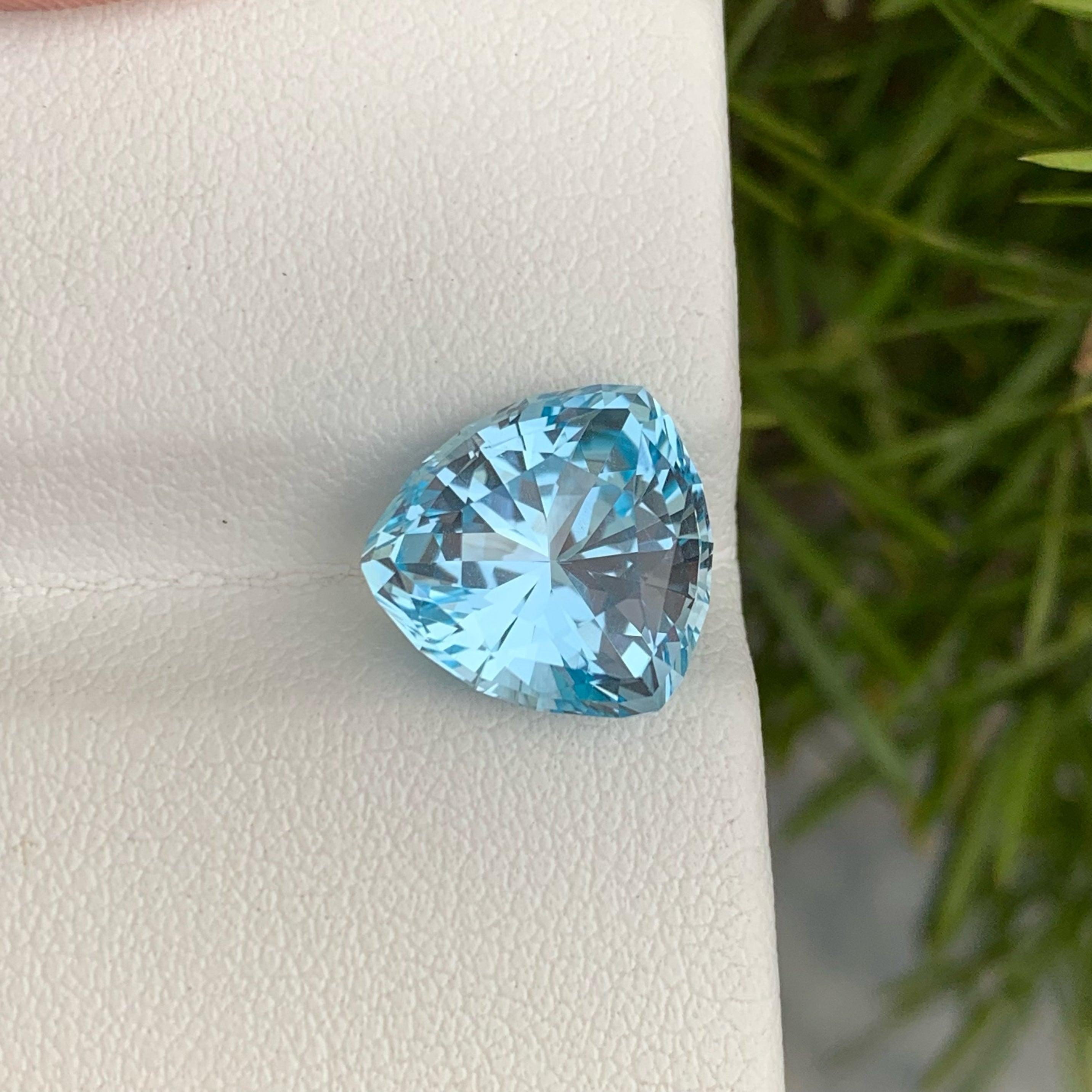 Moderne Jolie pierre précieuse non sertie de 7,55 carats, topaze bleue suisse en vente