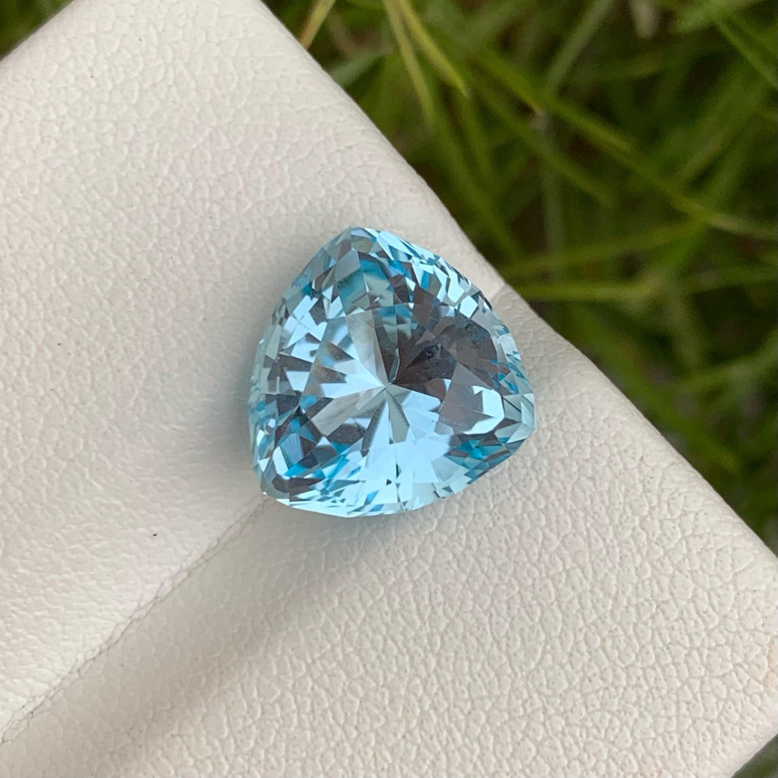Taille trillion Jolie pierre précieuse non sertie de 7,55 carats, topaze bleue suisse en vente