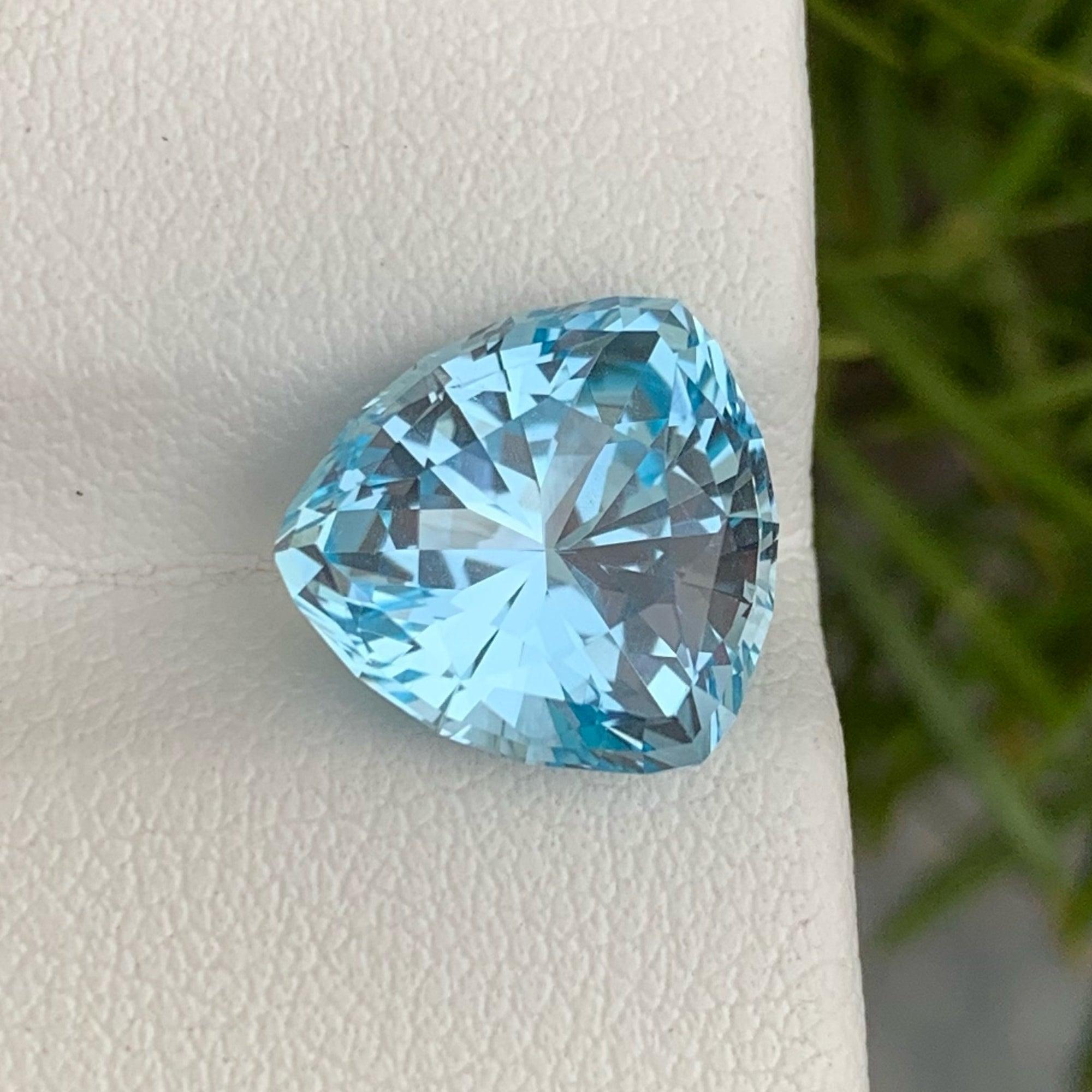 Jolie pierre précieuse non sertie de 7,55 carats, topaze bleue suisse Unisexe en vente