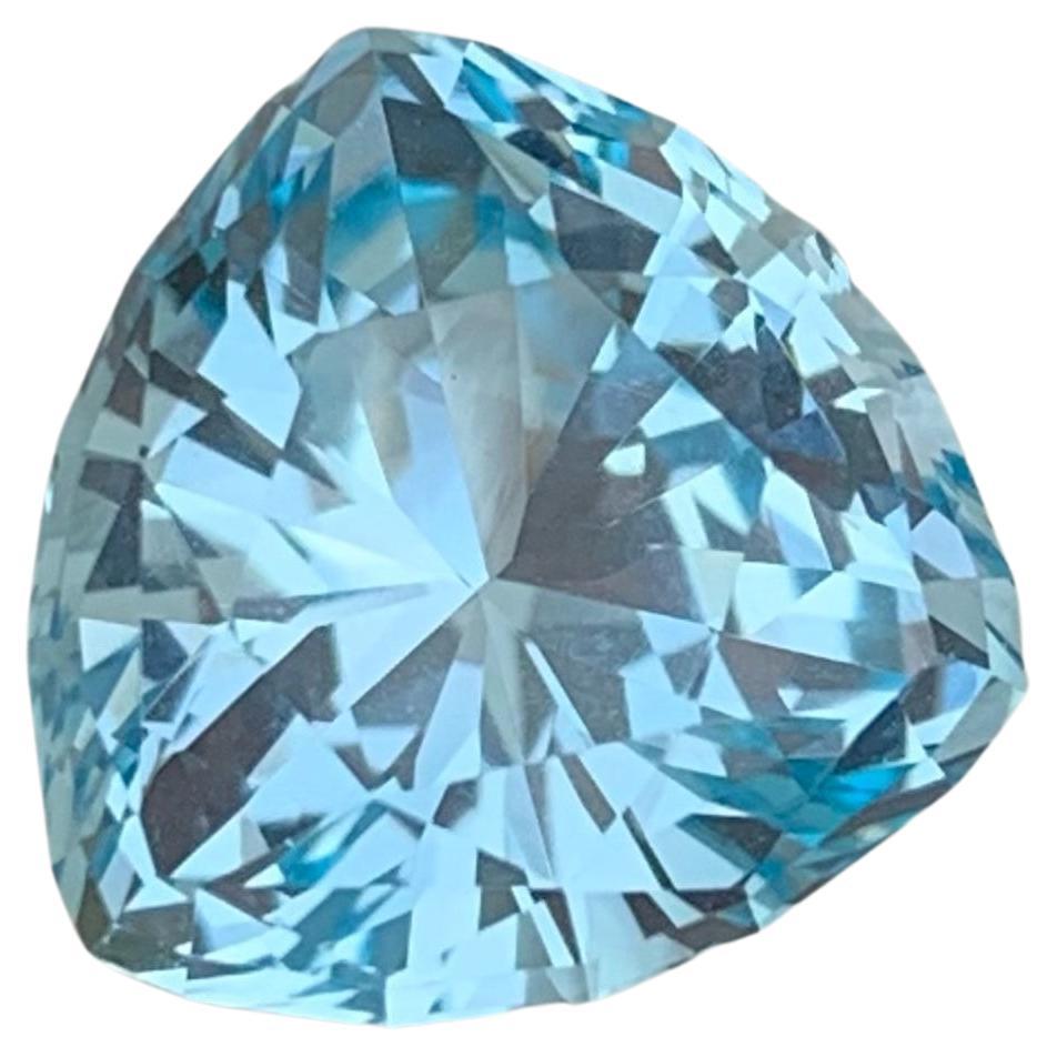 Jolie pierre précieuse non sertie de 7,55 carats, topaze bleue suisse en vente