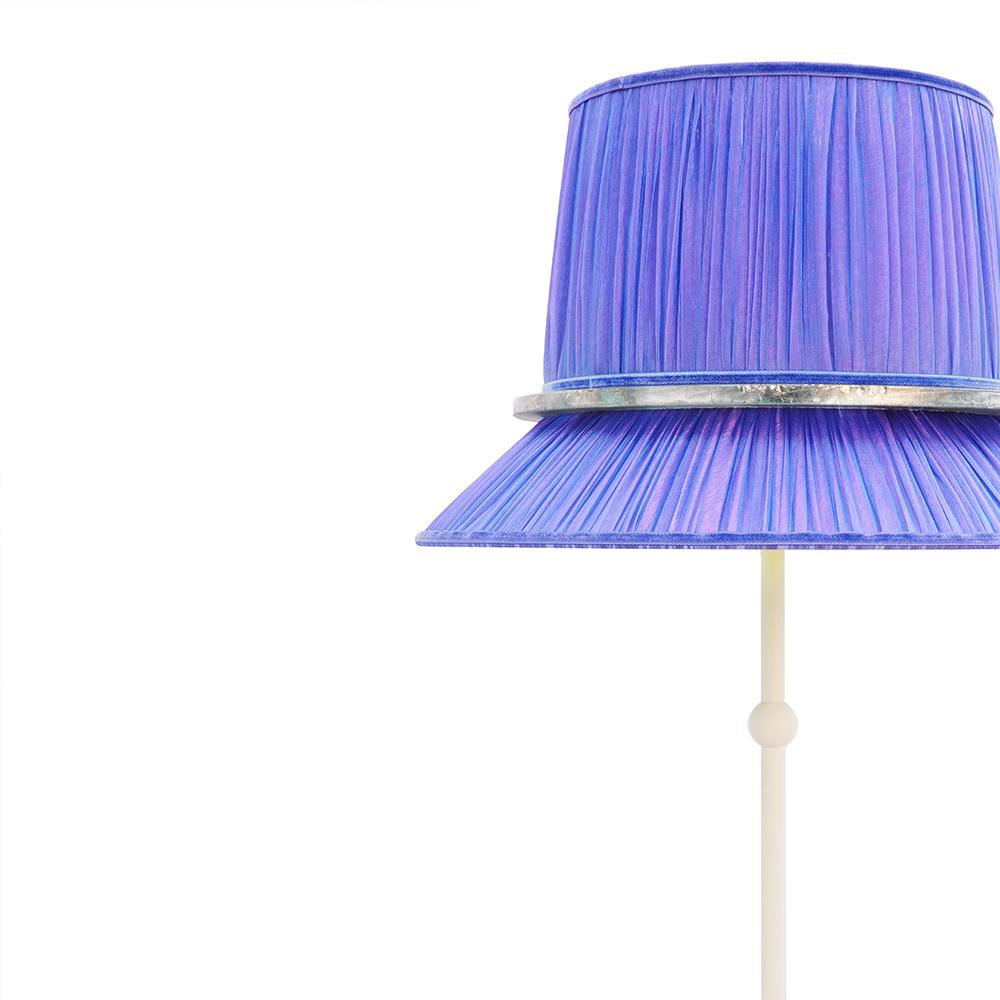 e Tischlampe mit mattierung, violetter Seide, Kreis aus versilbertem Glas im Angebot 1