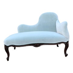 Hübsches asymmetrisches Loveseat-Sofa aus Tiffanyblauem Samt